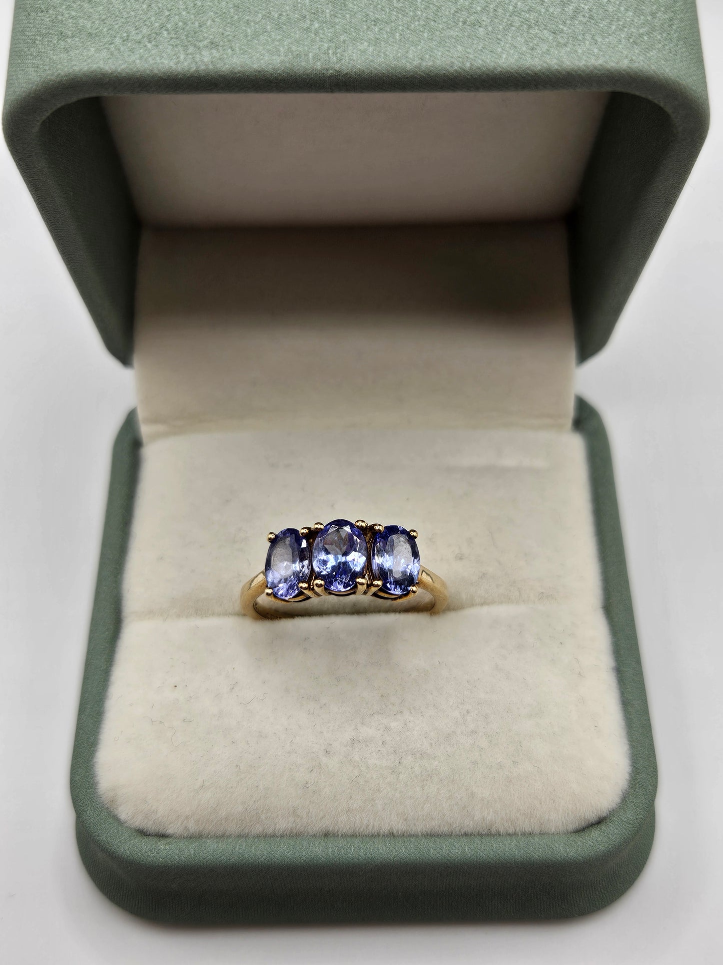 9ct gold tanzanite ring