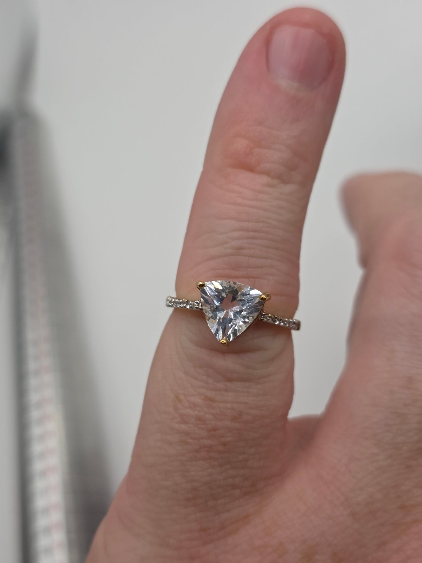 9ct gold white zircon ring