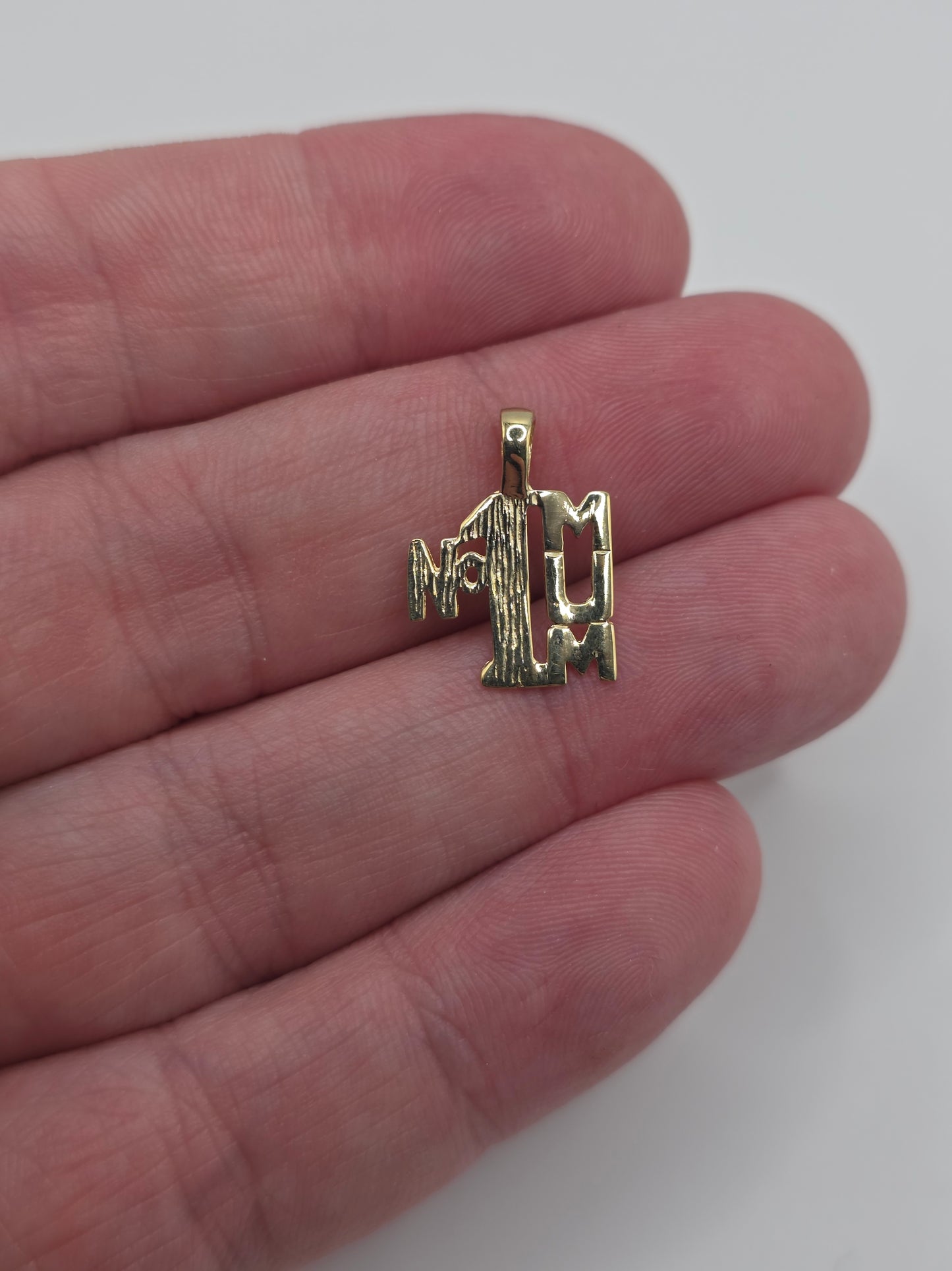 9ct gold no.1 mum pendnant