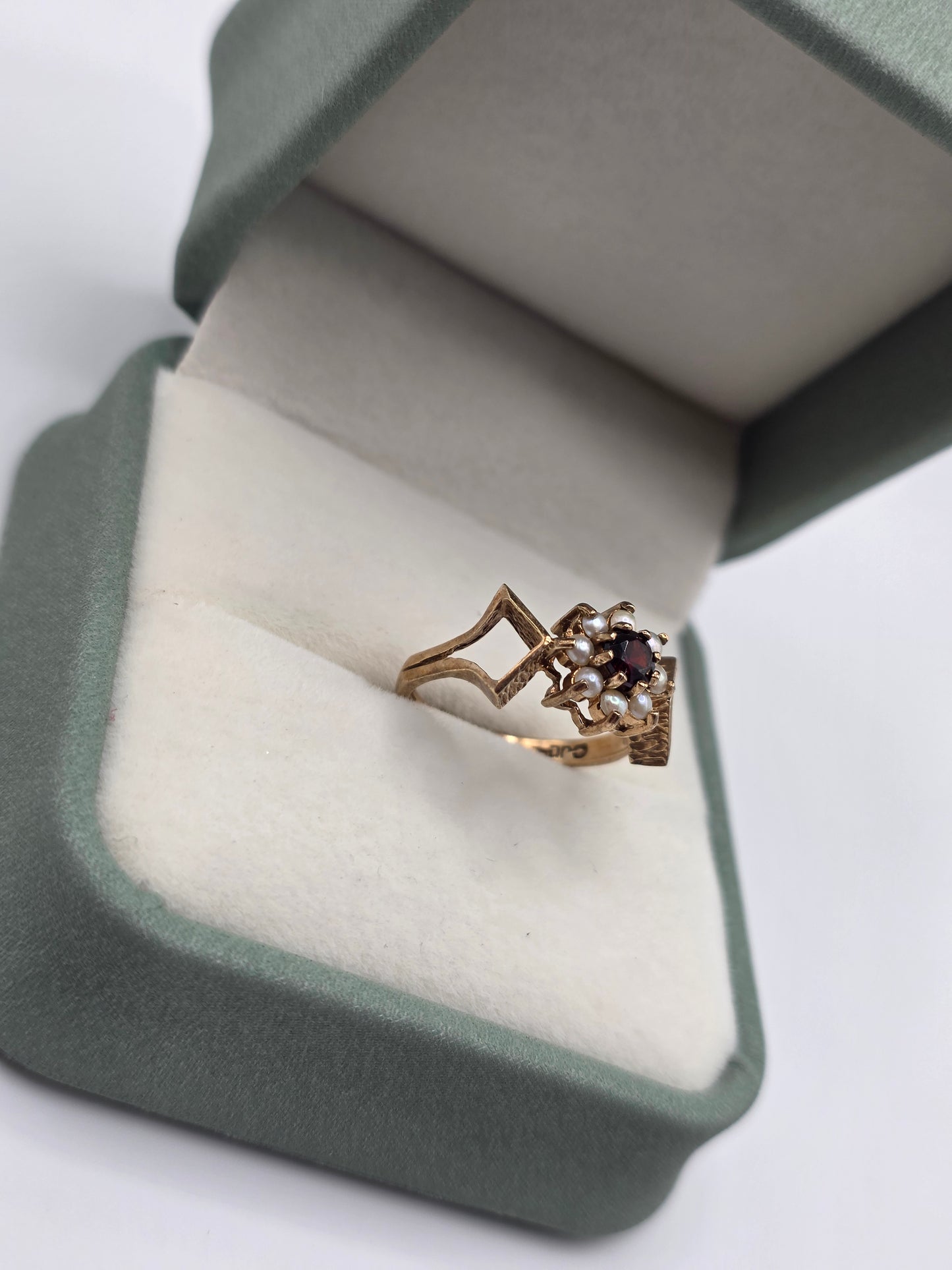 9ct gold garnet and pearl ring