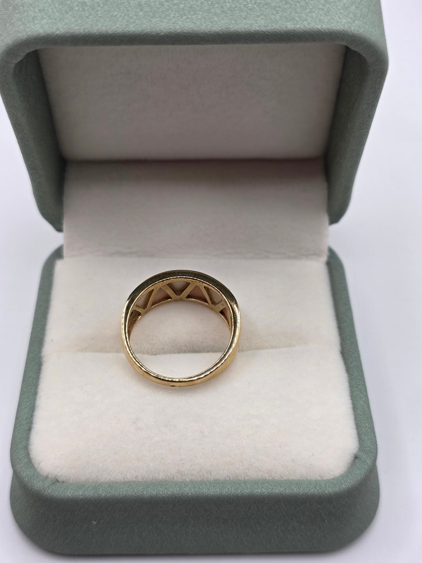 9ct gold mother of pearl ring
