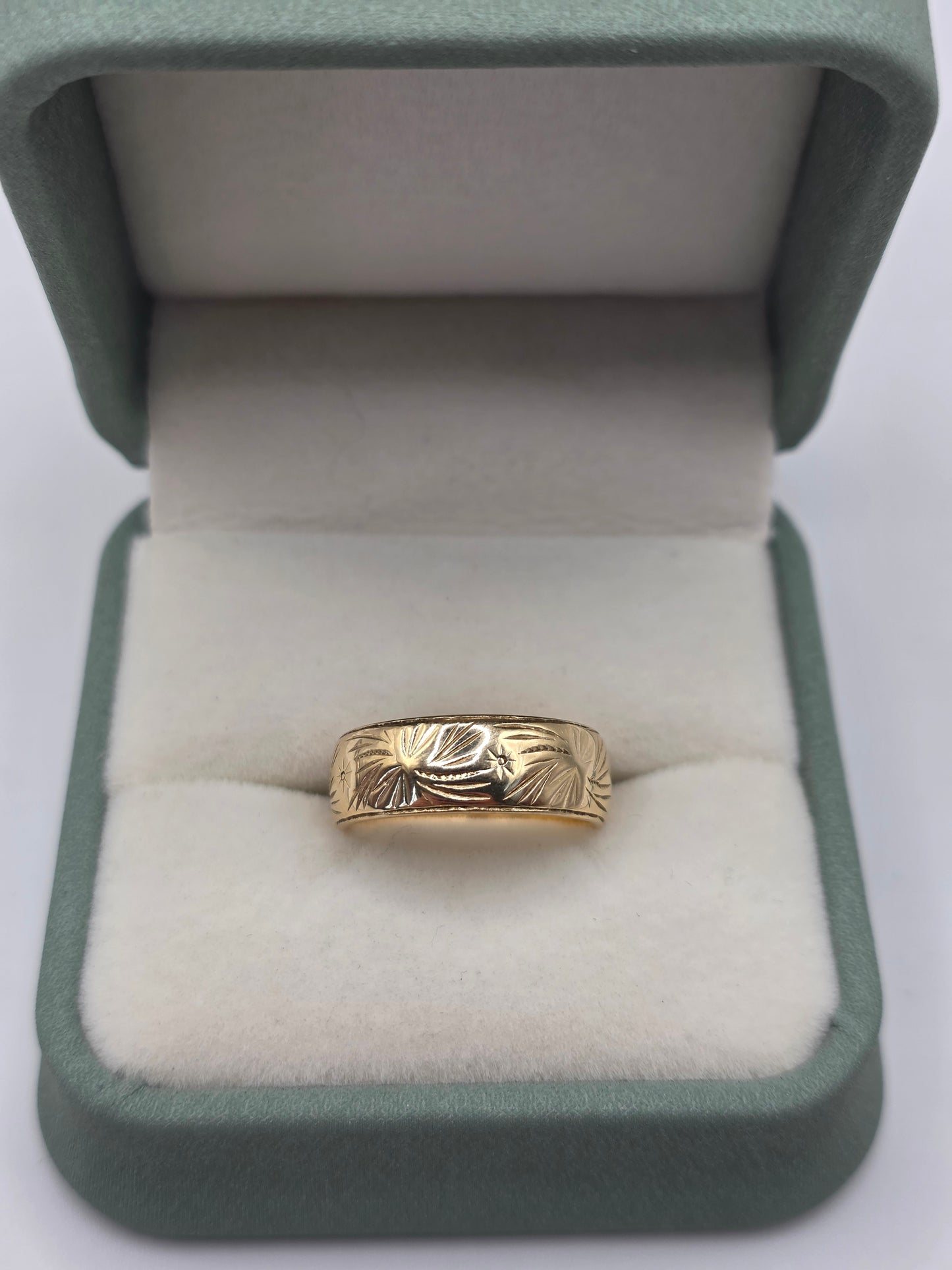 9ct gold patterned band ring