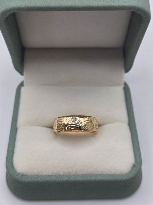 9ct gold patterned band ring