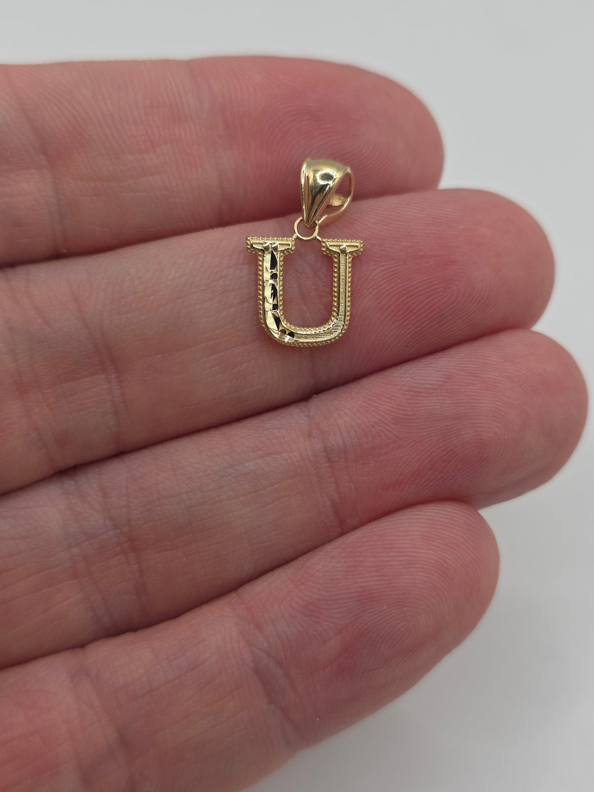 9ct gold initial U pendant