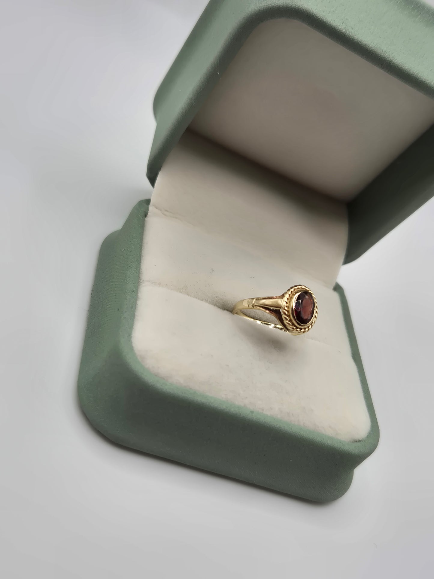 9ct gold garnet ring