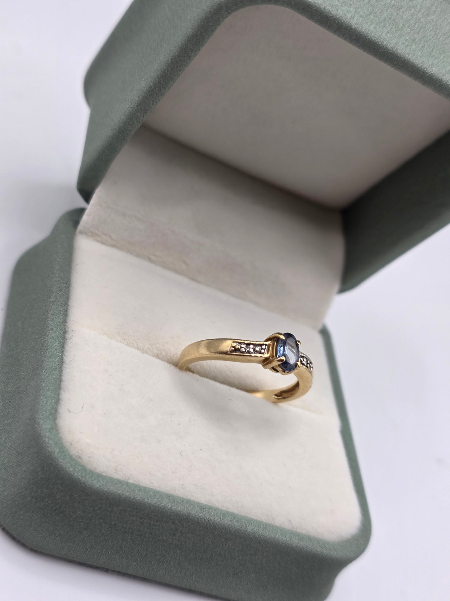 9ct gold tanzanite and diamond ring