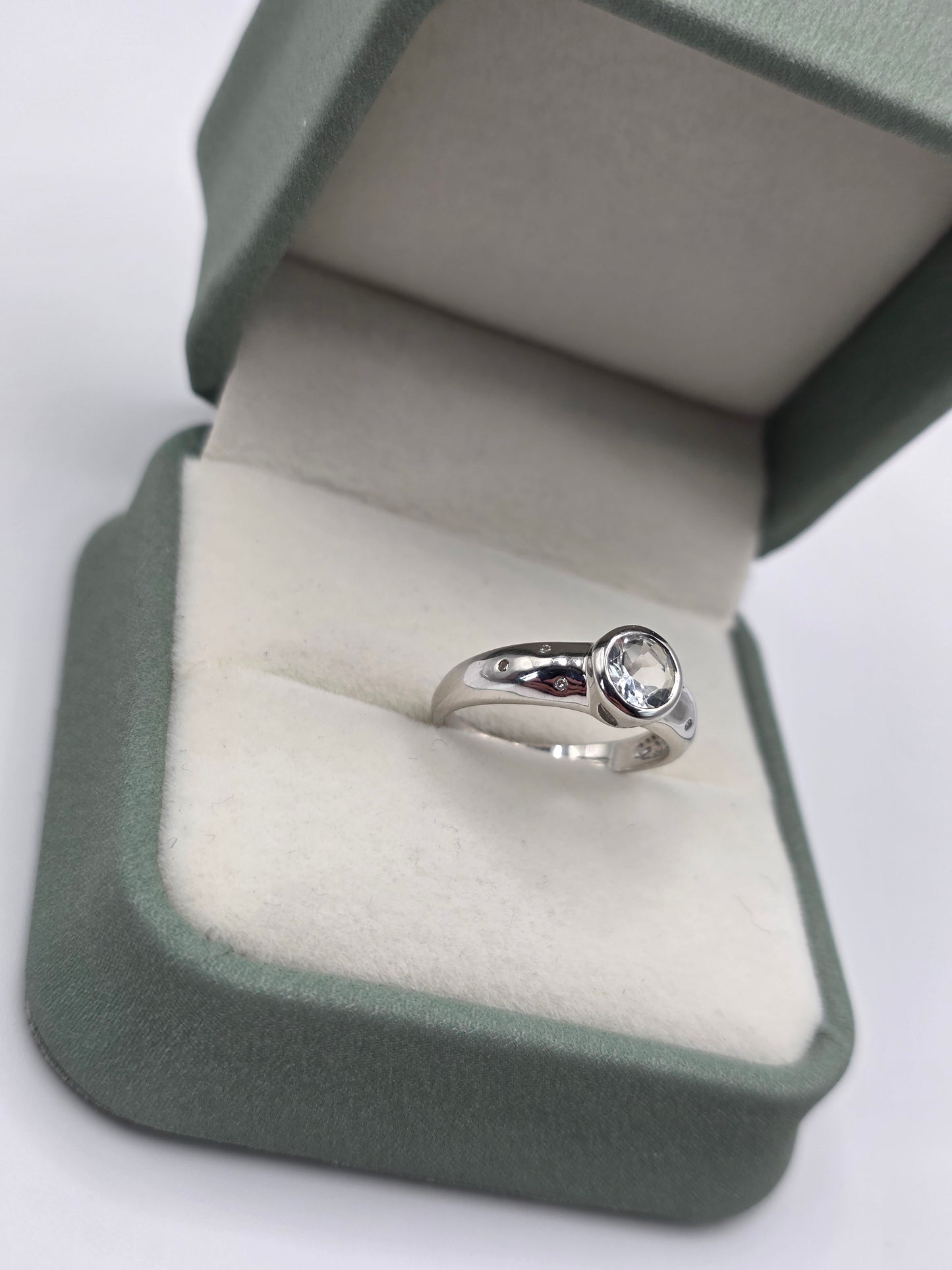 9ct white gold aquamarine and diamond ring