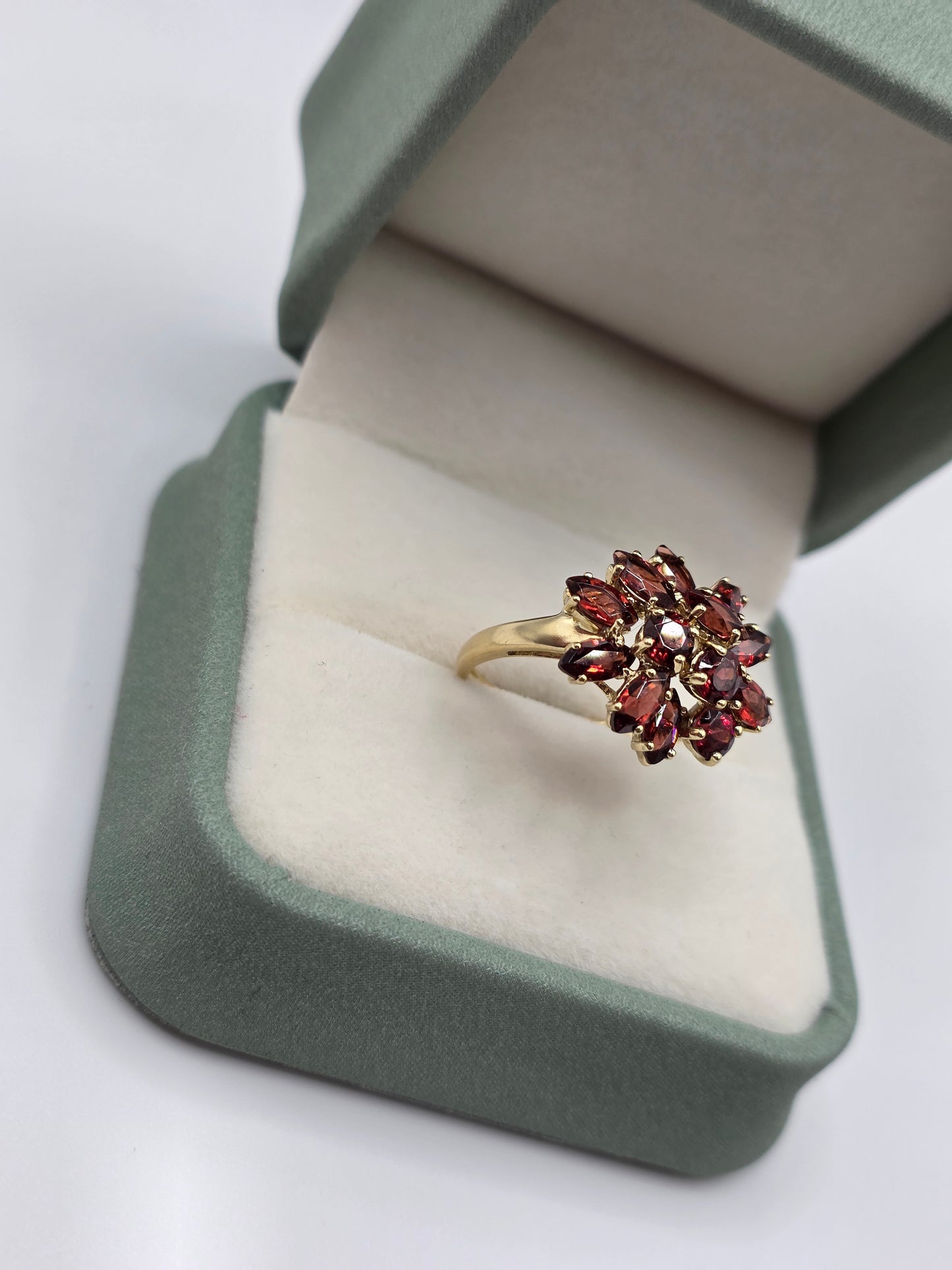 9ct gold garnet ring