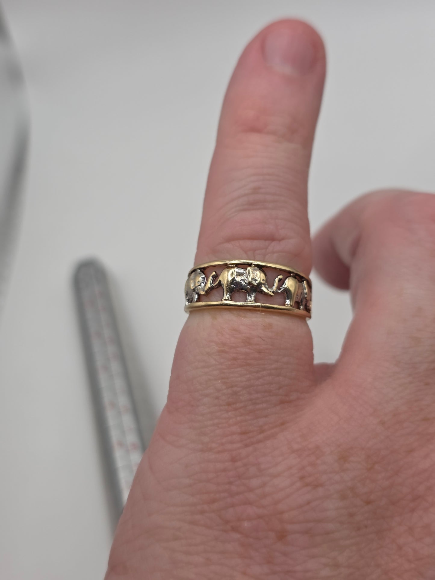 9ct gold elephant ring