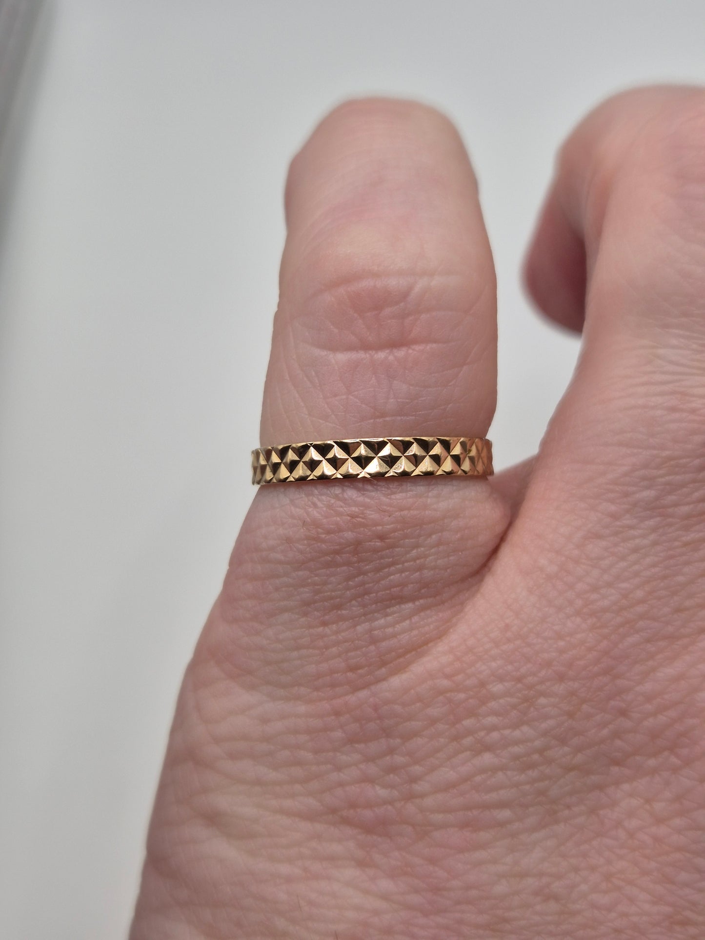 9ct gold patterned band ring