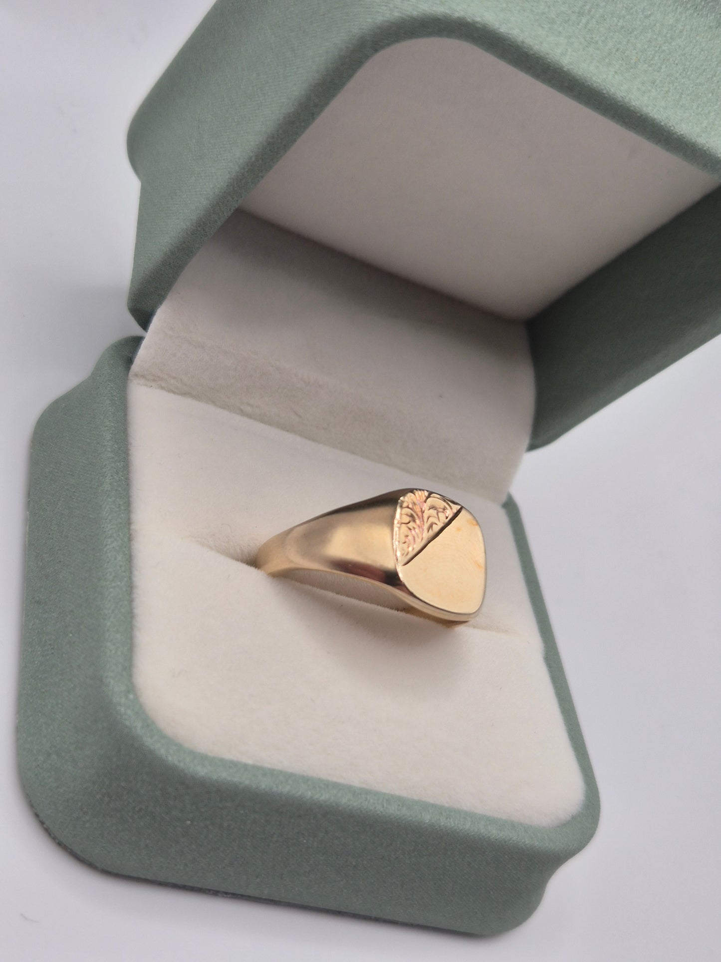 Heavy 9ct gold signet ring