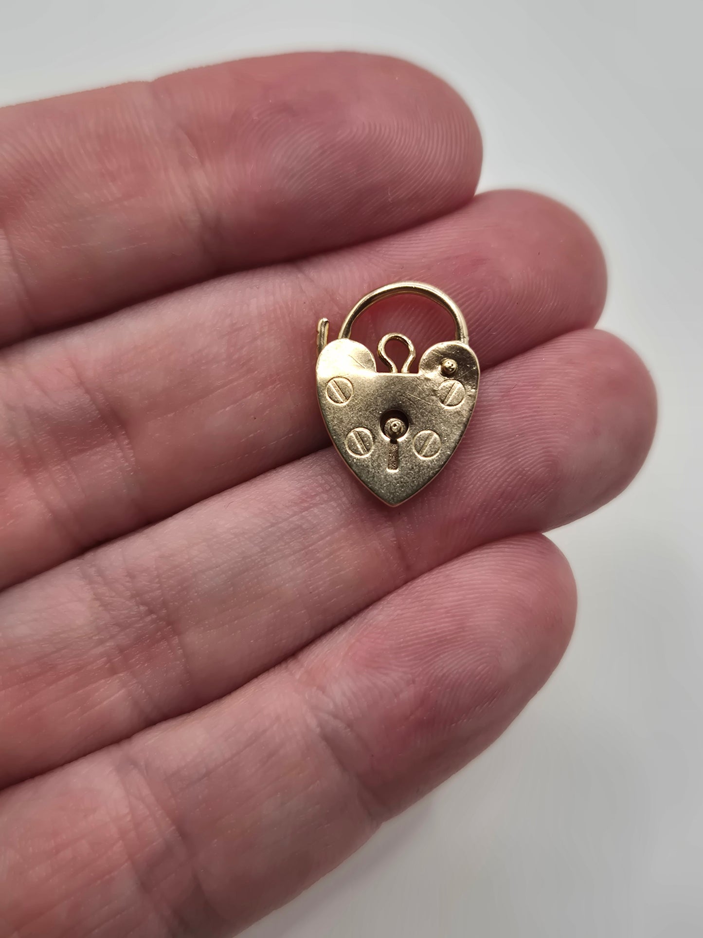 9ct gold padlock (13)