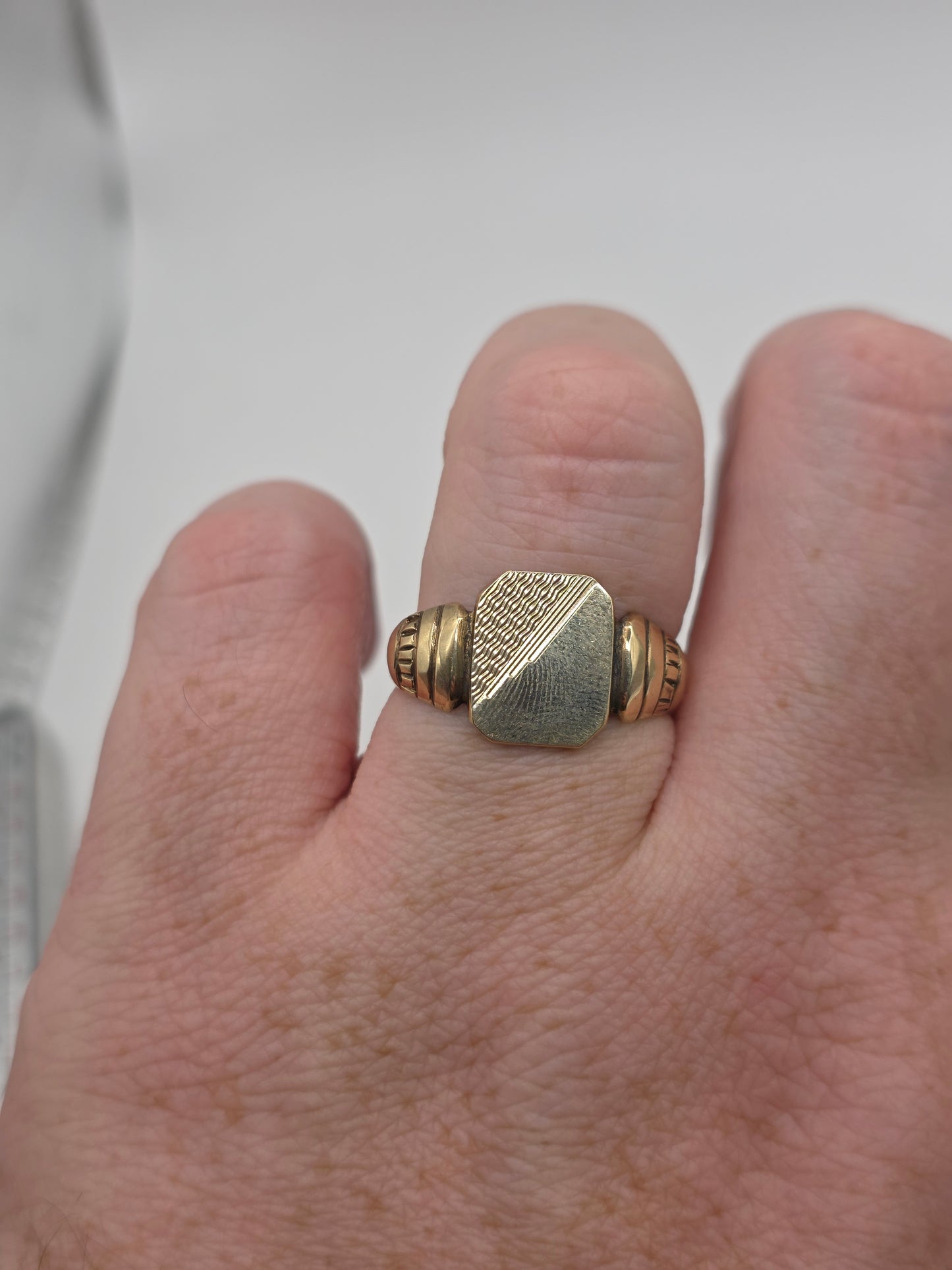 Heavy vintage 9ct gold signet ring
