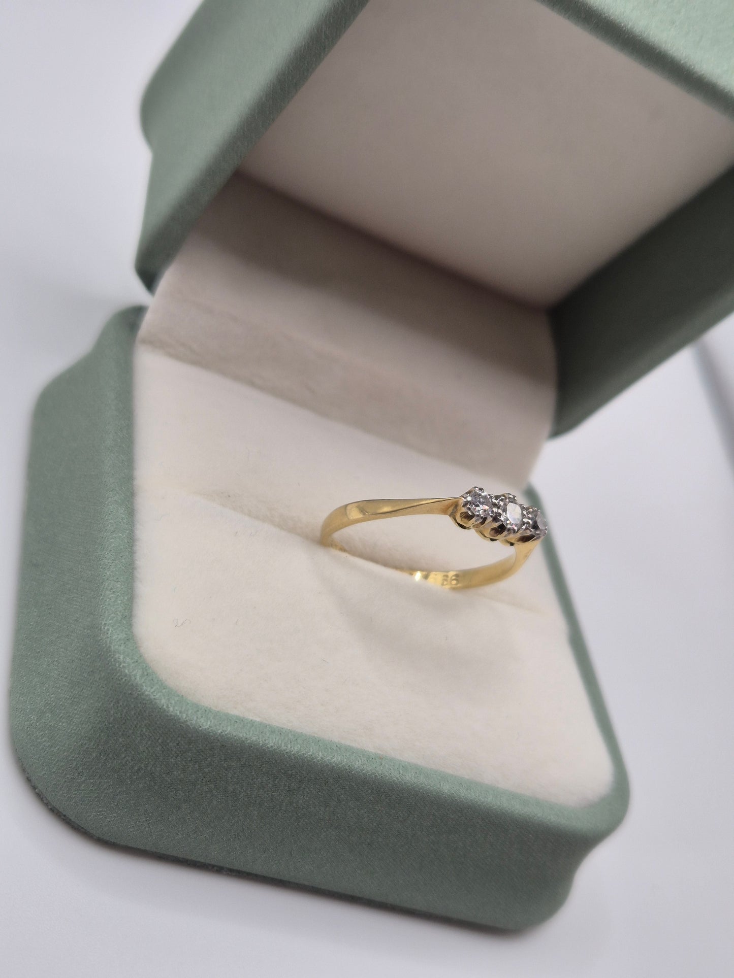 18ct gold diamond ring