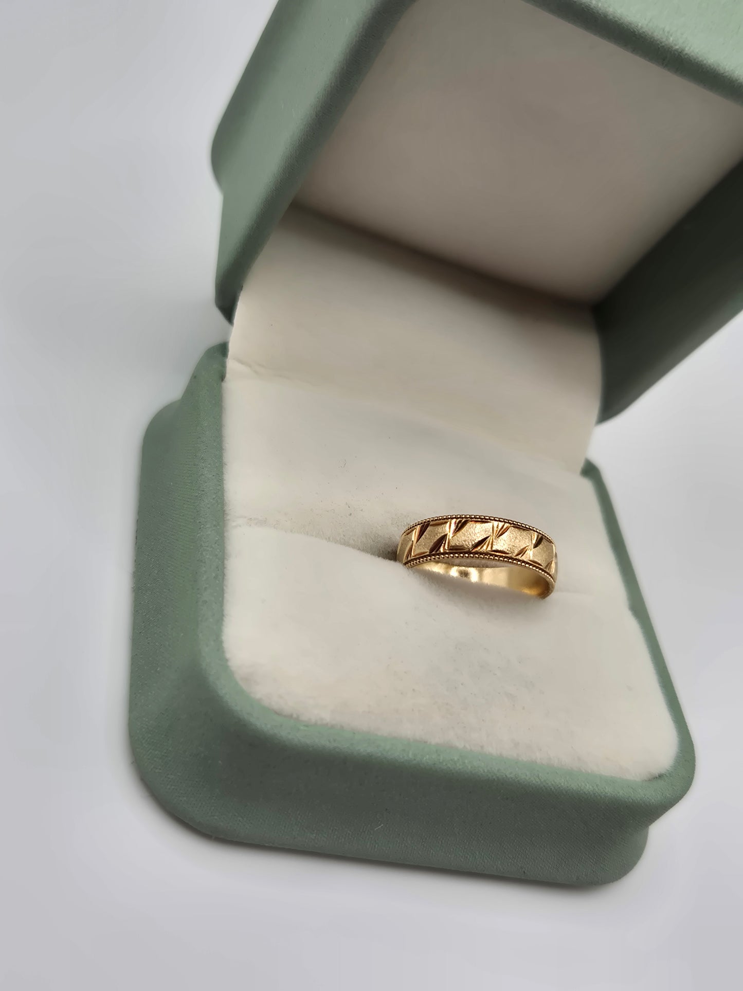 9ct gold engraved band ring