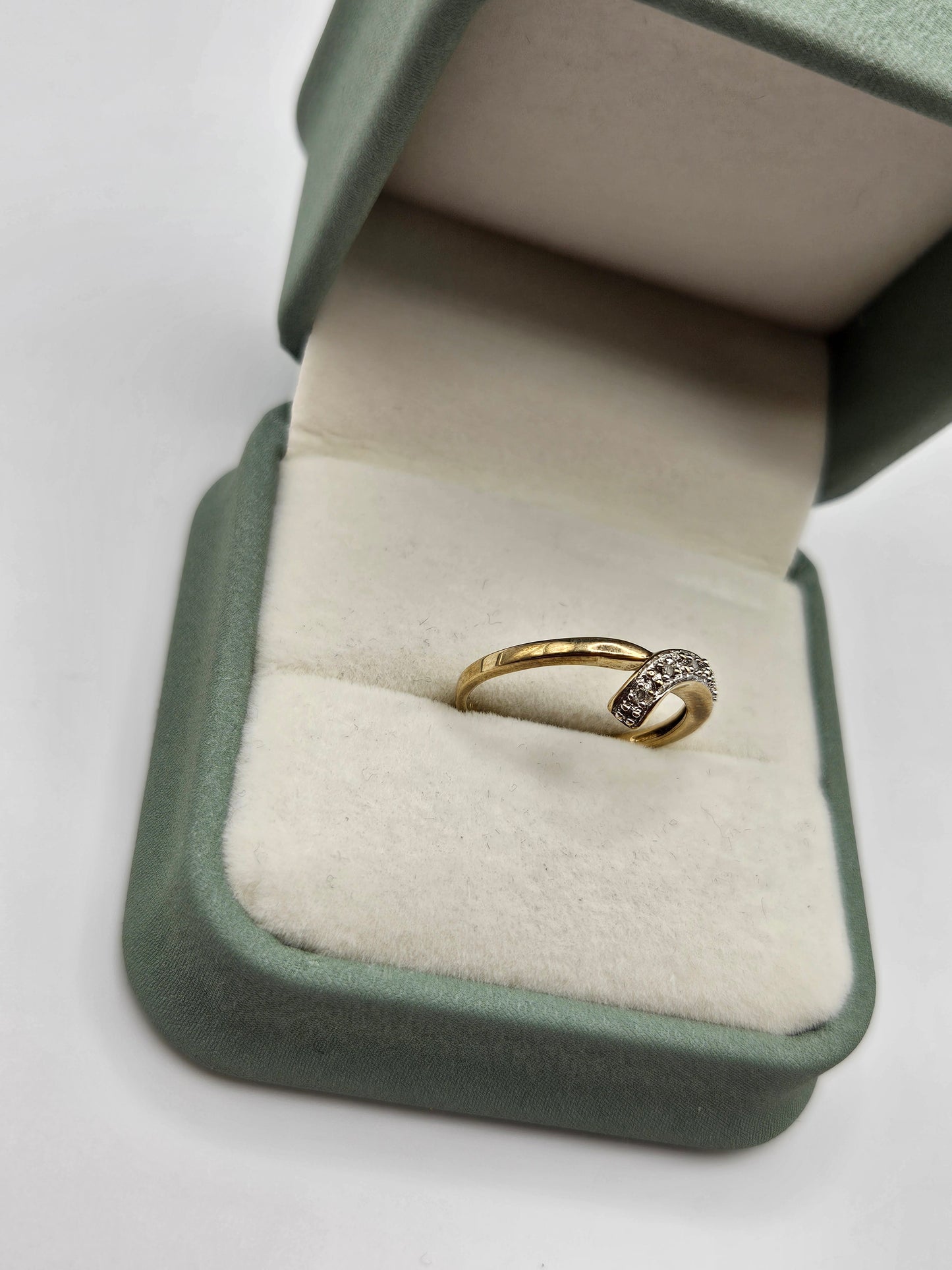 9ct gold diamond ring