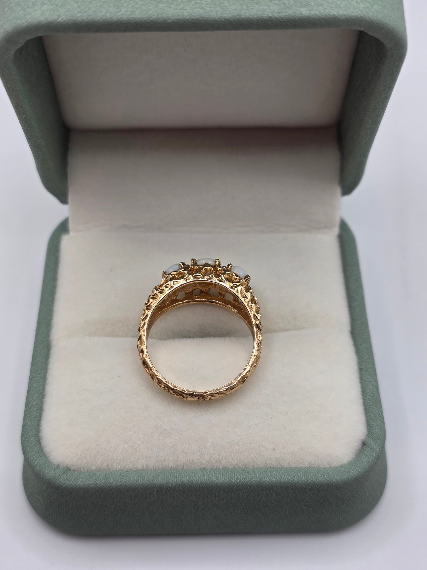 Heavy 9ct gold opal ring