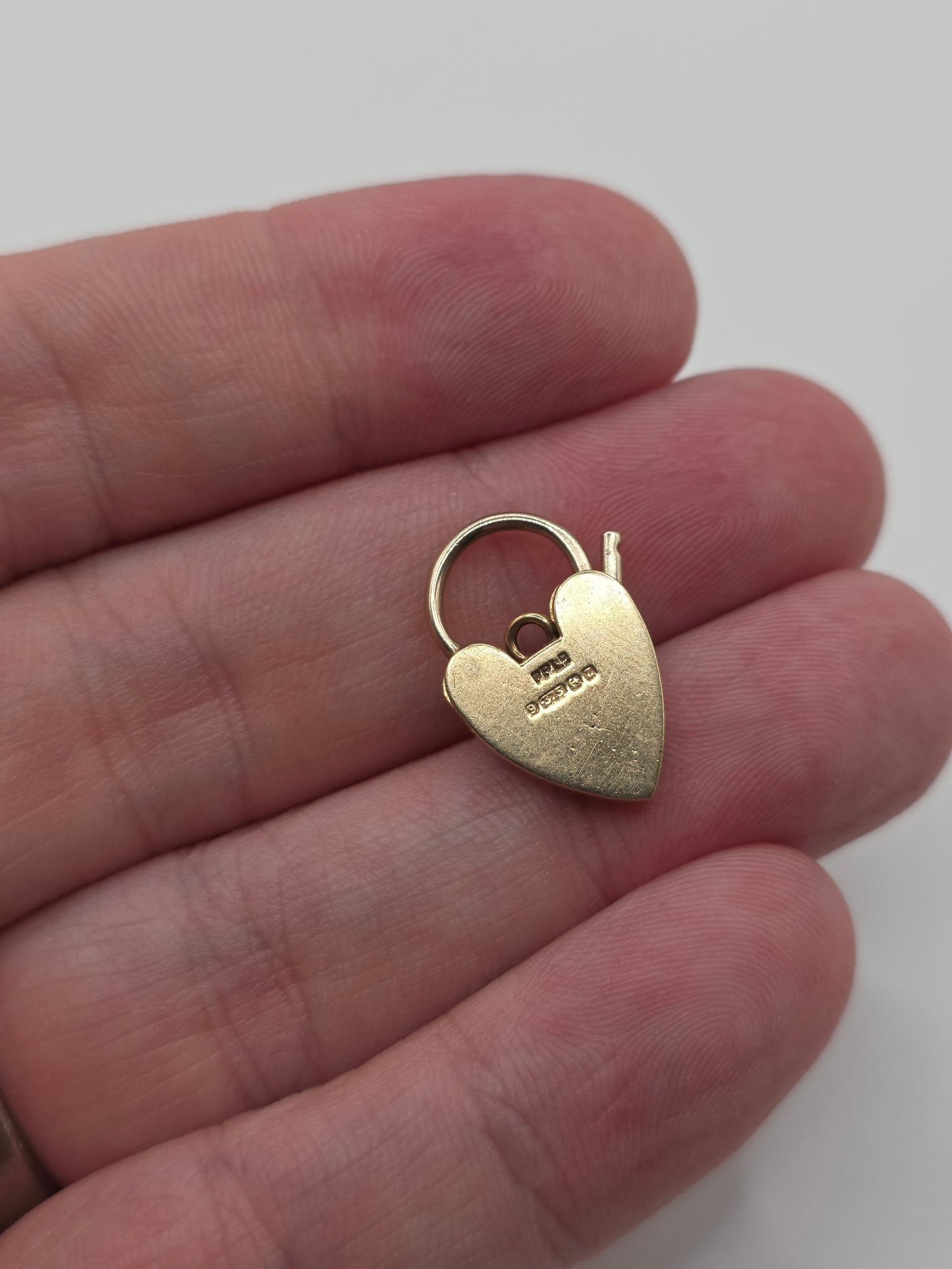 9ct gold padlock 35