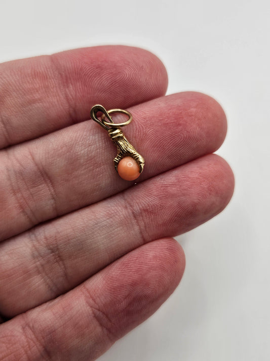 9ct gold coral claw pendant