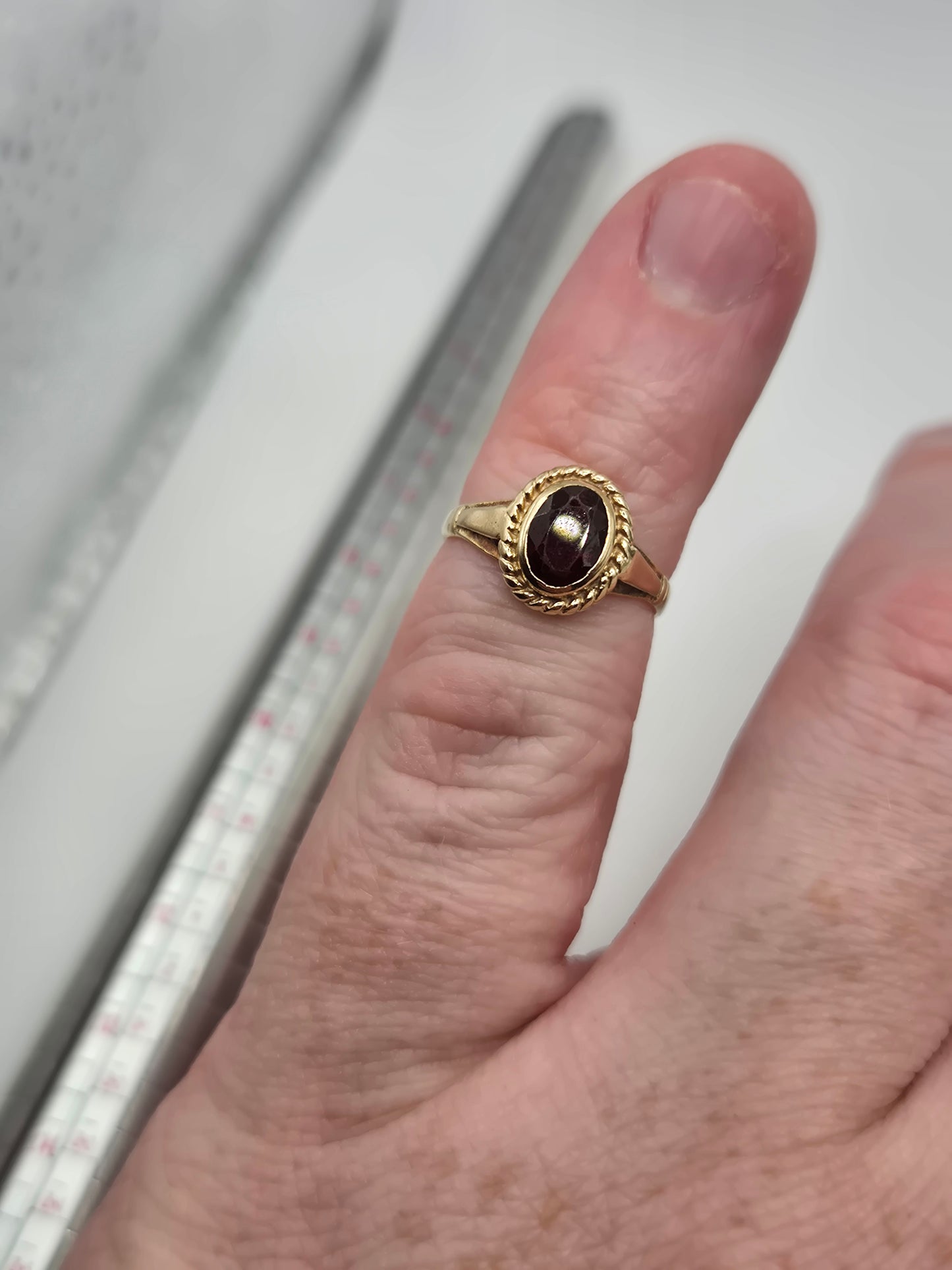 9ct gold garnet ring