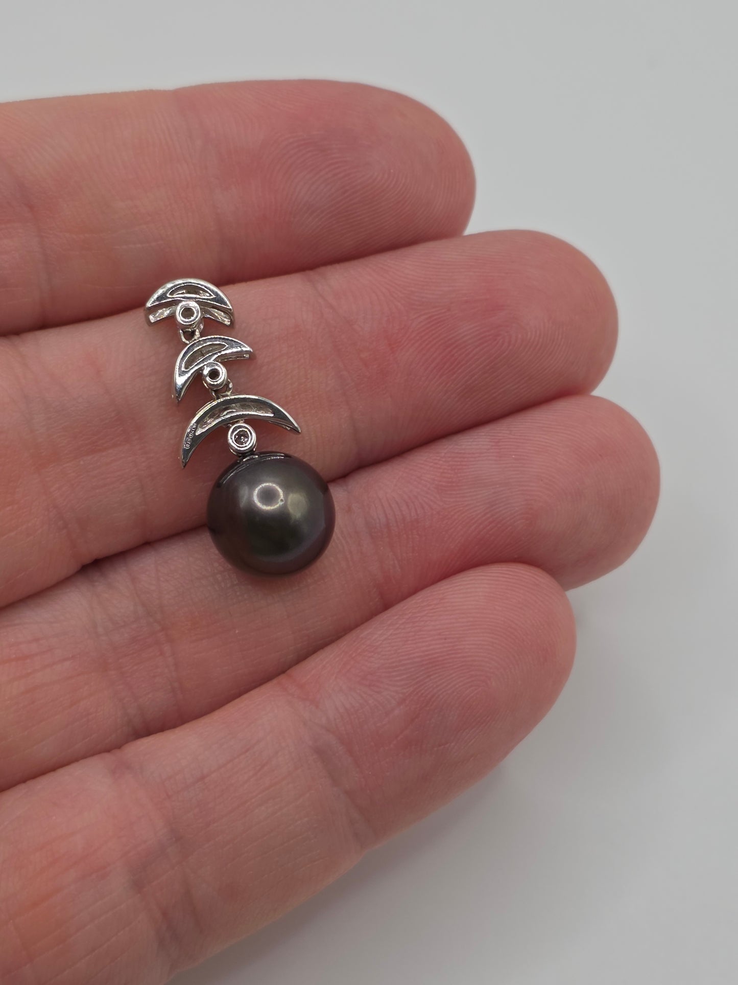 9ct white gold pearl and diamond pendant