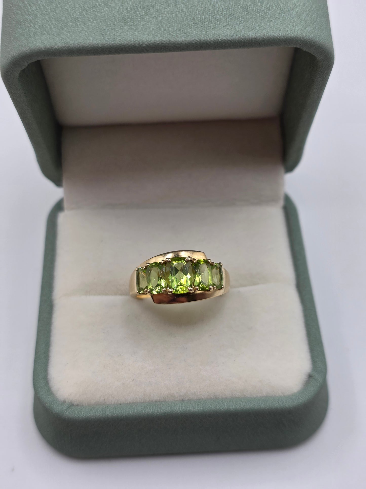 9ct gold peridot ring