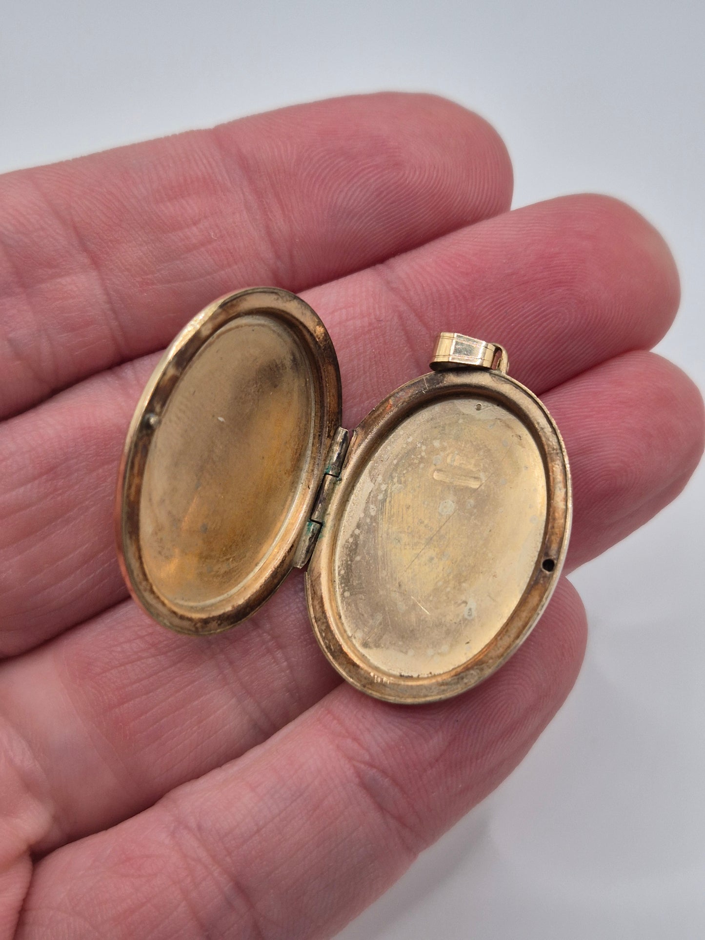 9ct gold locket pendant