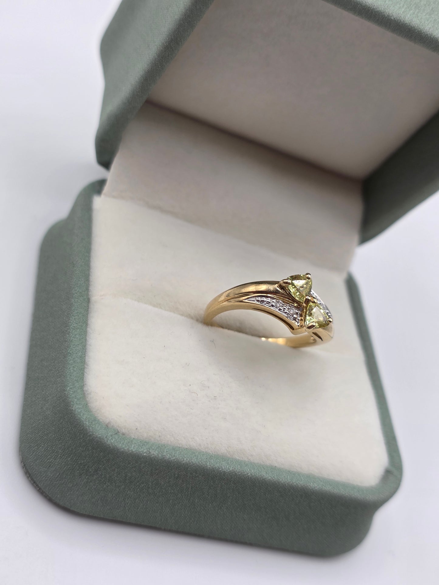 9ct gold peridot and diamond ring