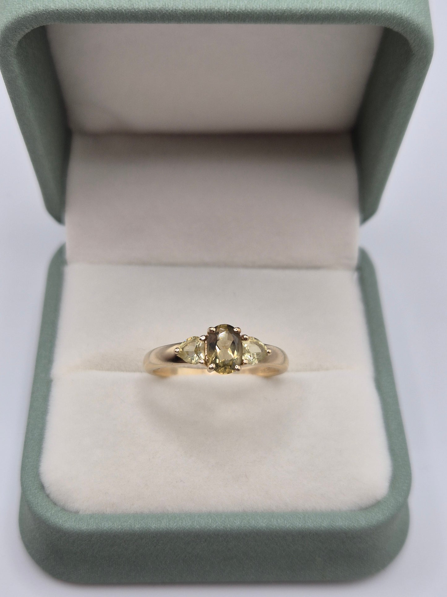 9ct gold peridot ring