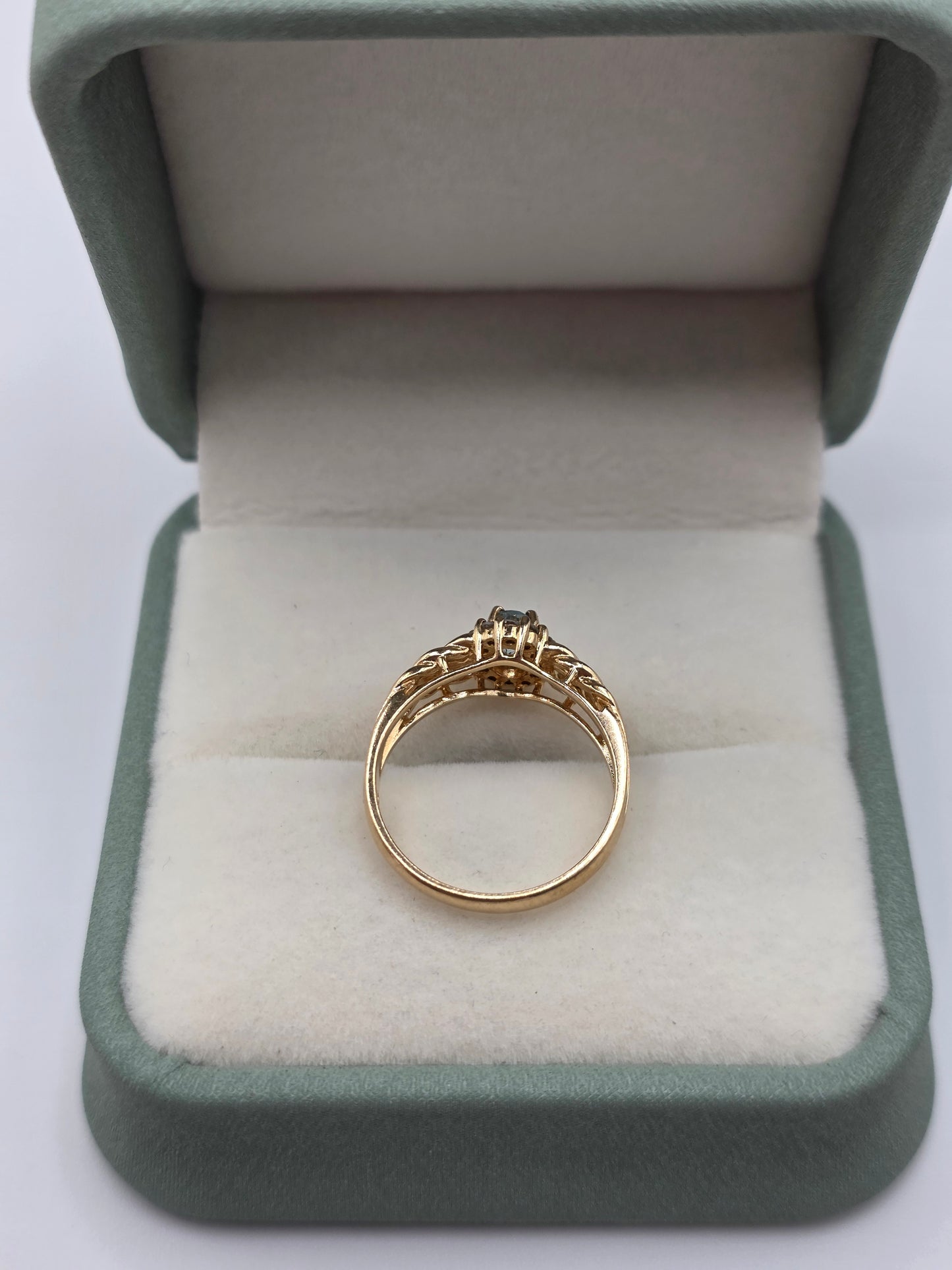 9ct gold aquamarine and diamond ring