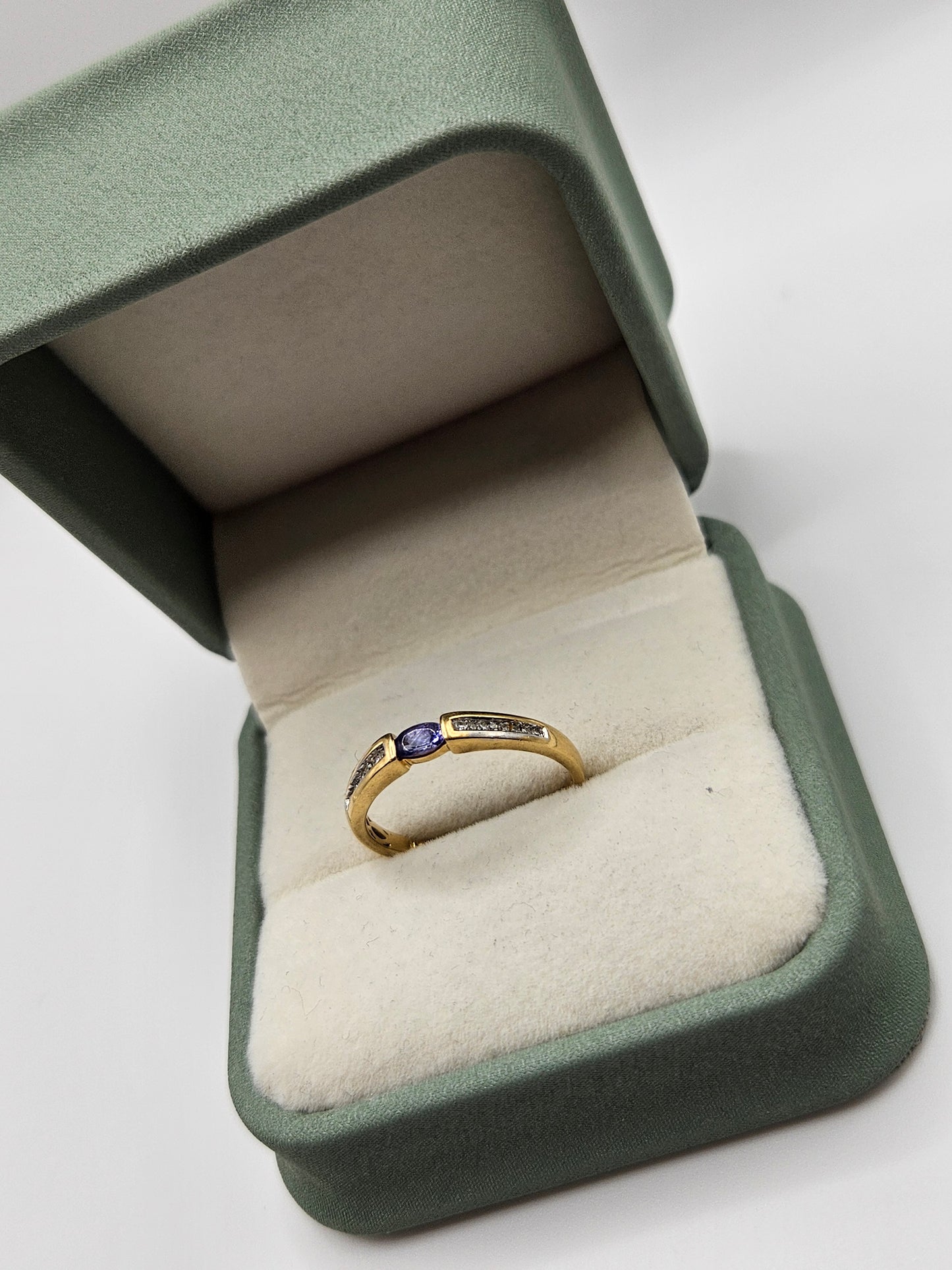 18ct gold tanzanite and diamond ring