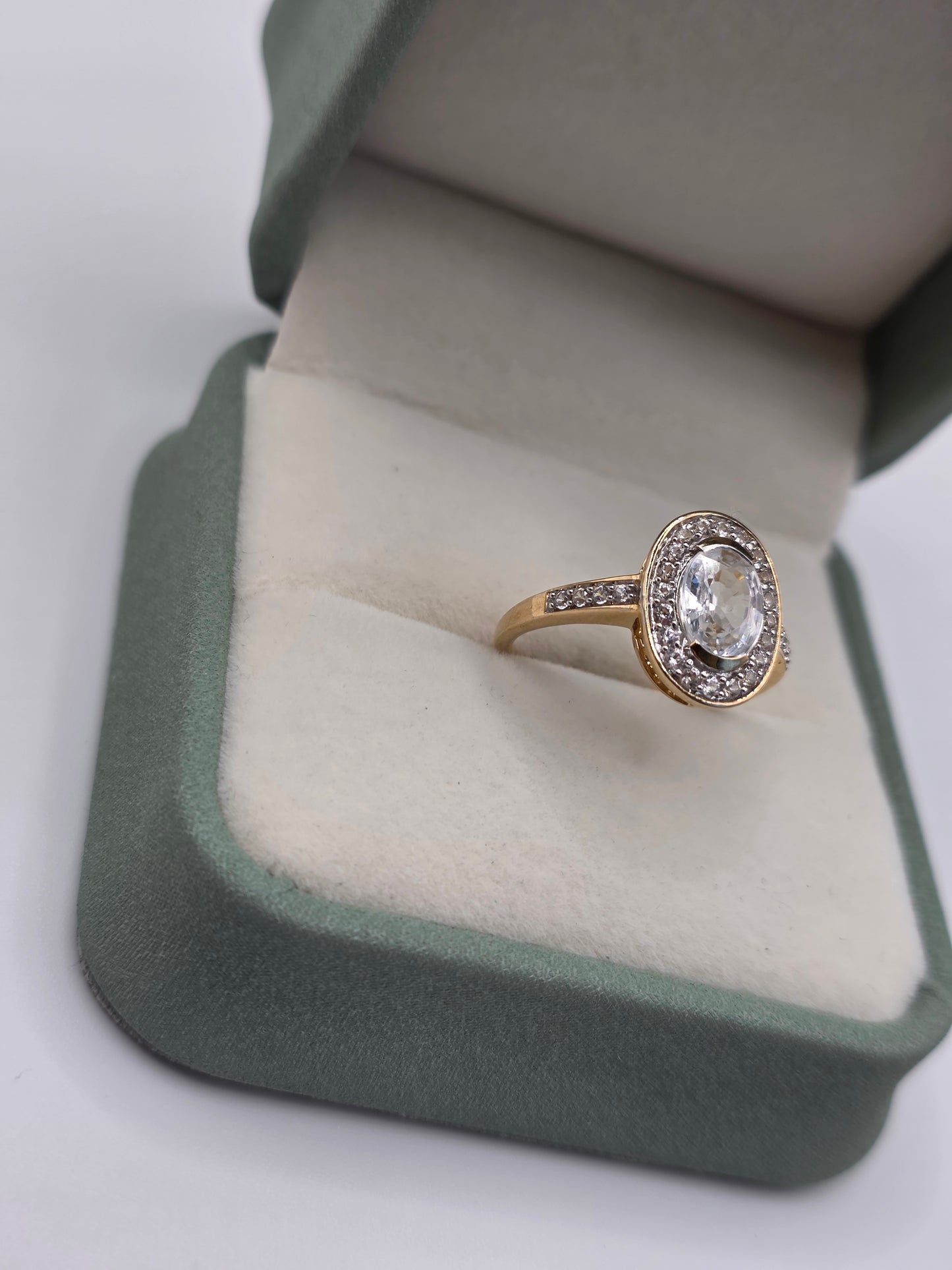 9ct gold white zircon ring