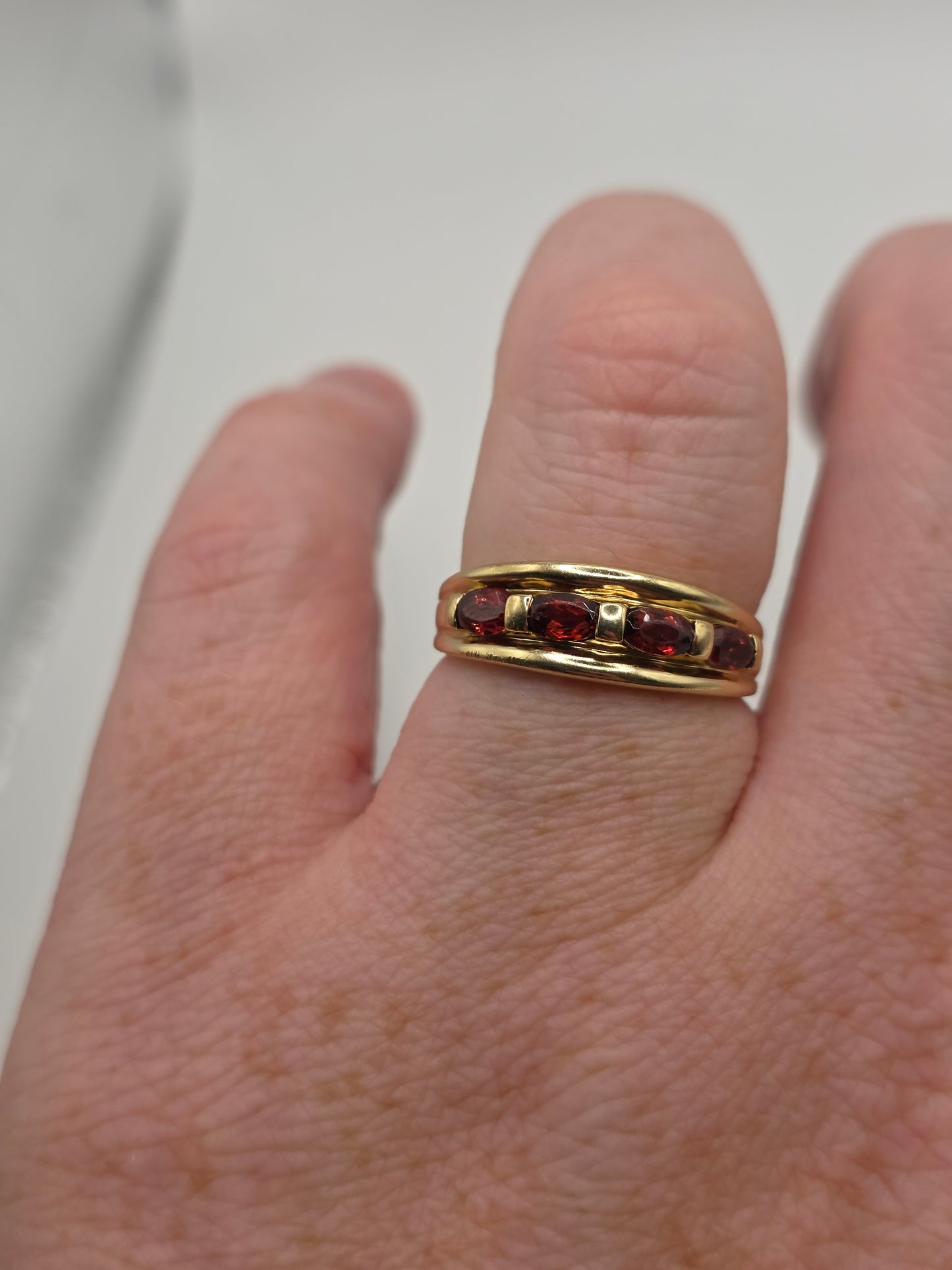 9ct gold garnet ring