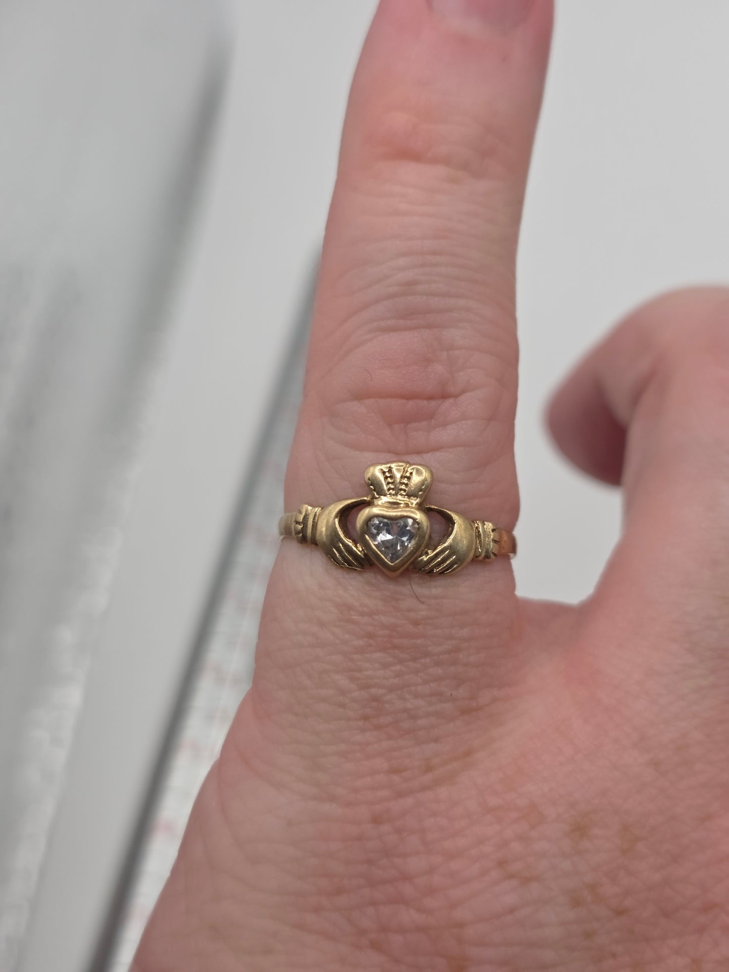9ct gold cz claddagh ring