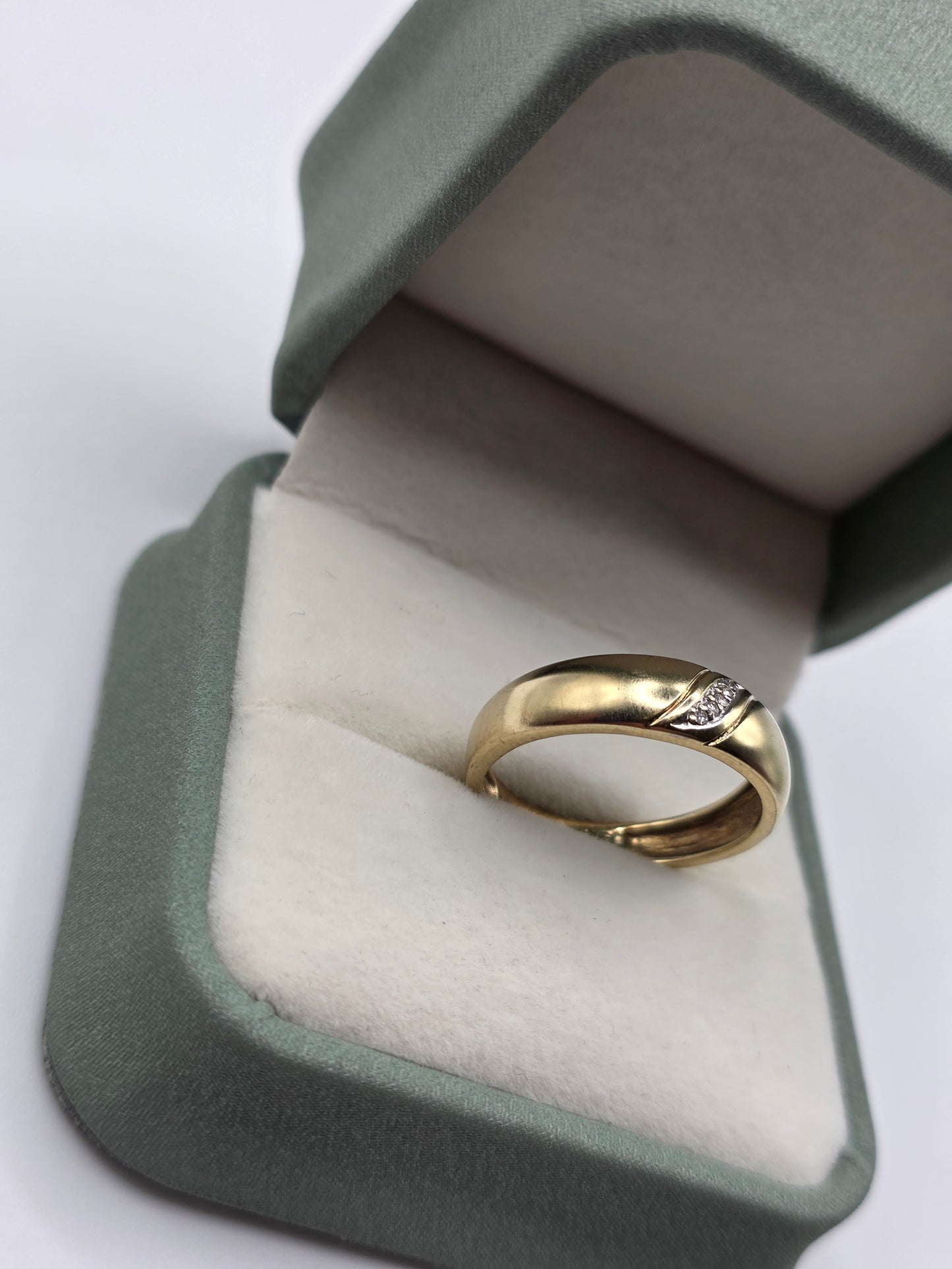 9ct gold diamond ring