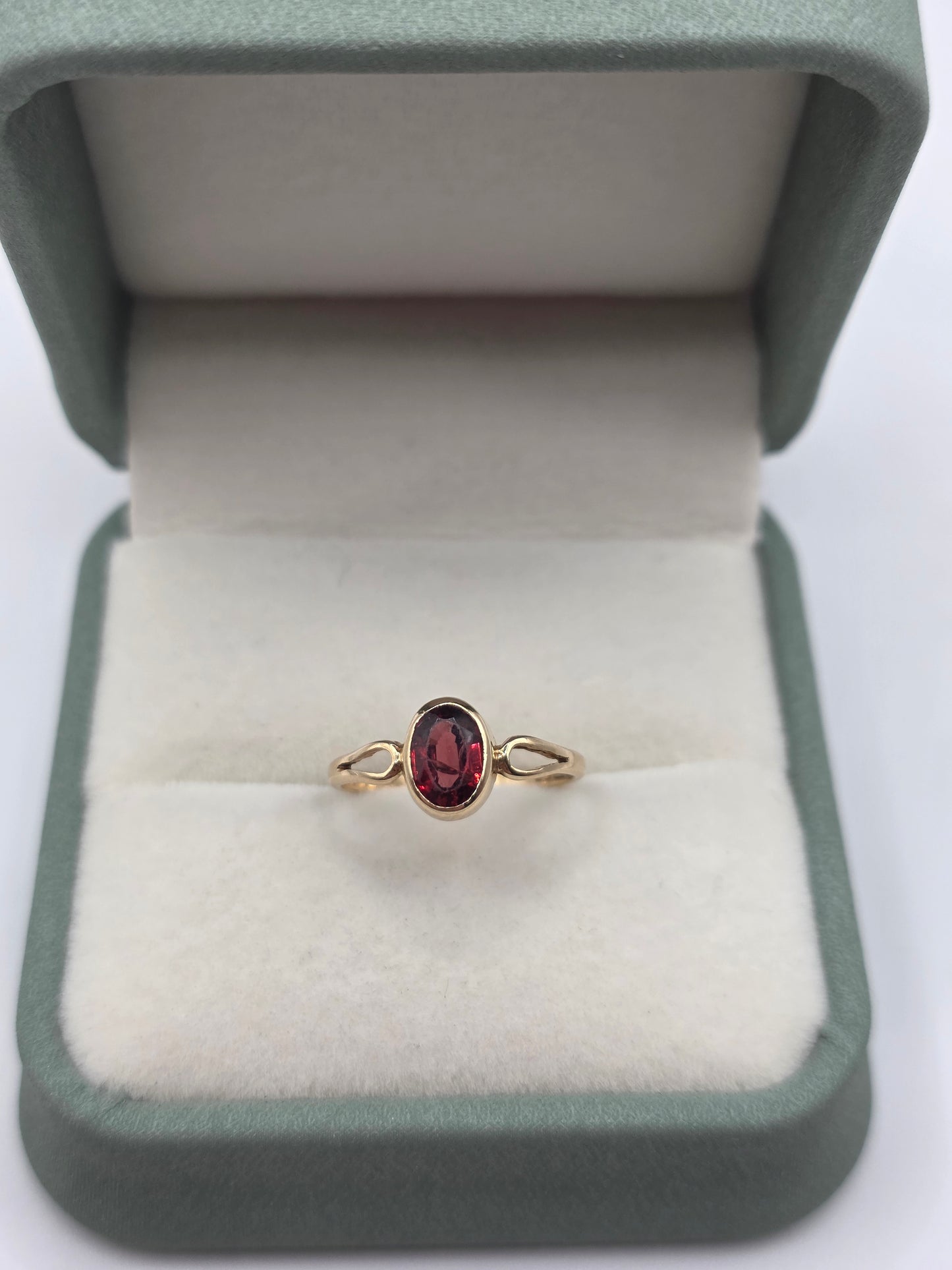 9ct gold garnet ring