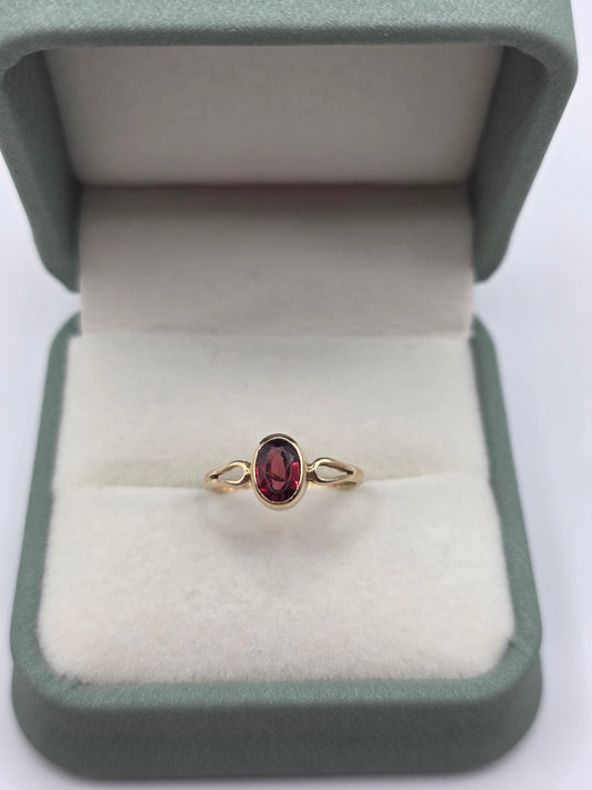 9ct gold garnet ring