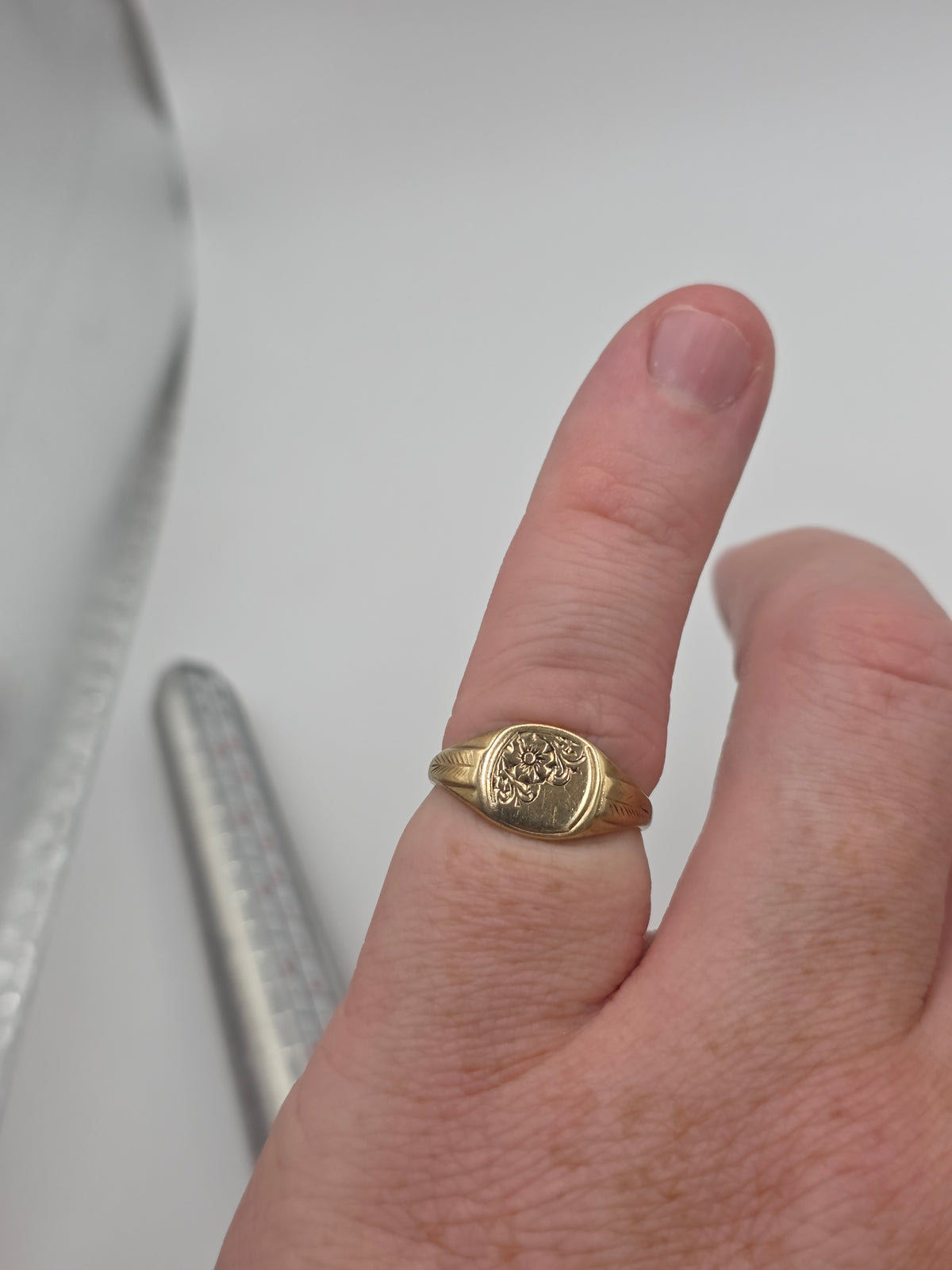 Vintage 9ct gold floral signet ring