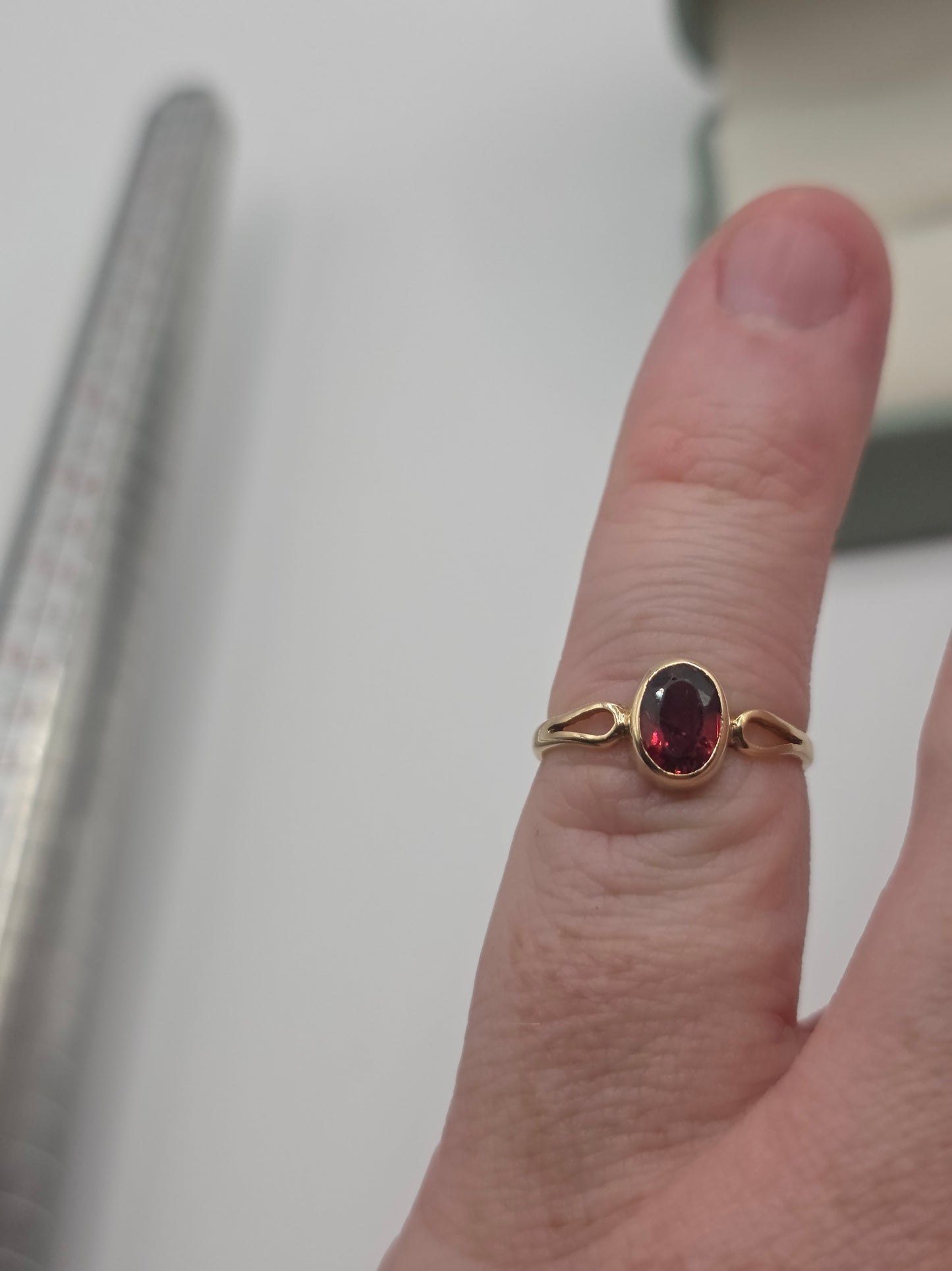 9ct gold garnet ring