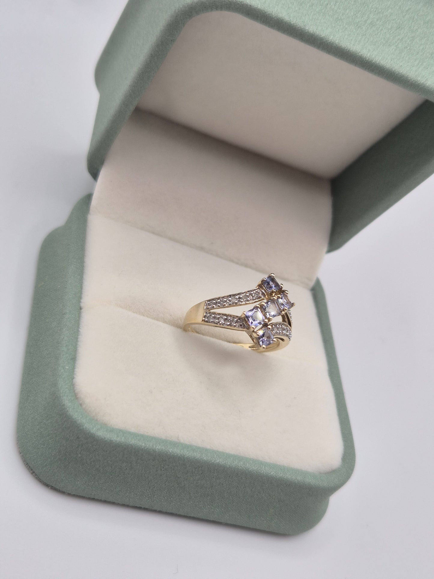 9ct gold tanzanite and diamond ring