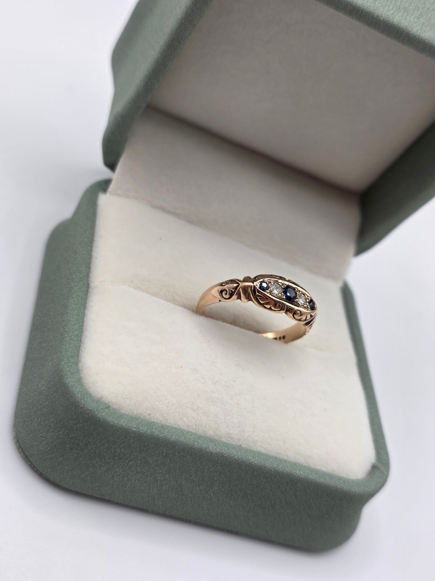 Vintage 9ct gold sapphire and diamond gypsy ring