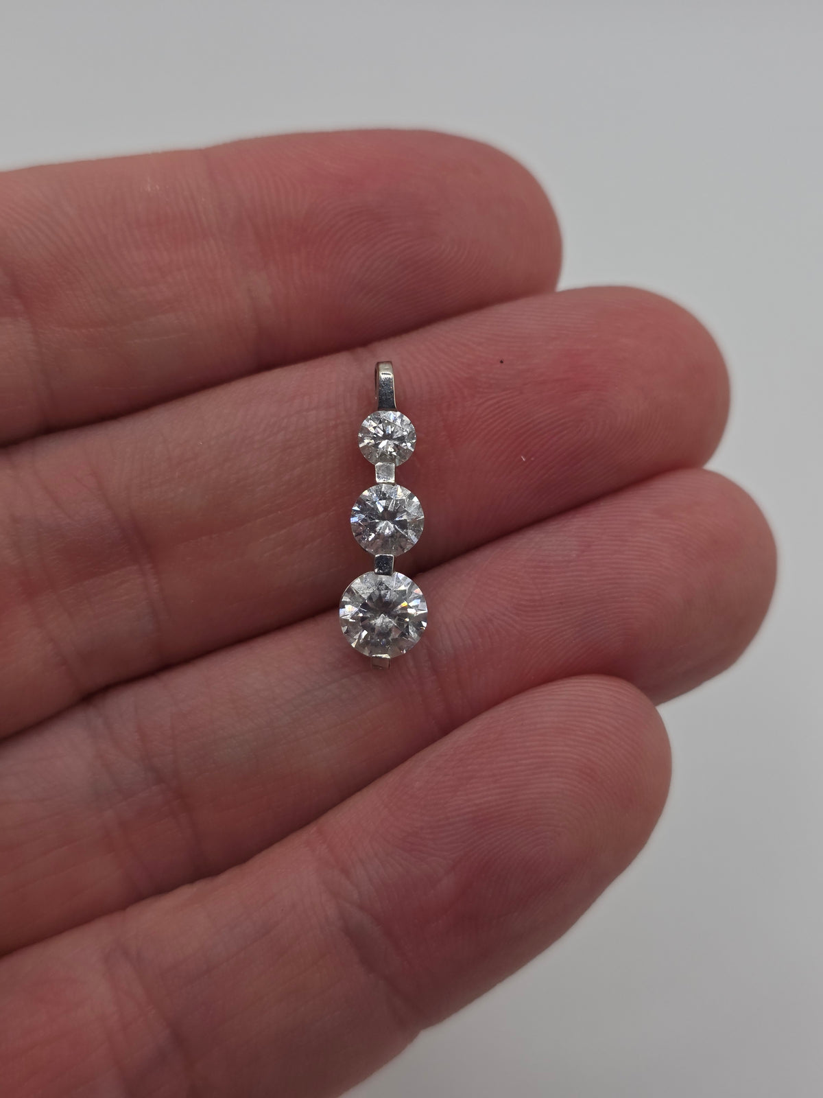 9ct white gold cz pendant
