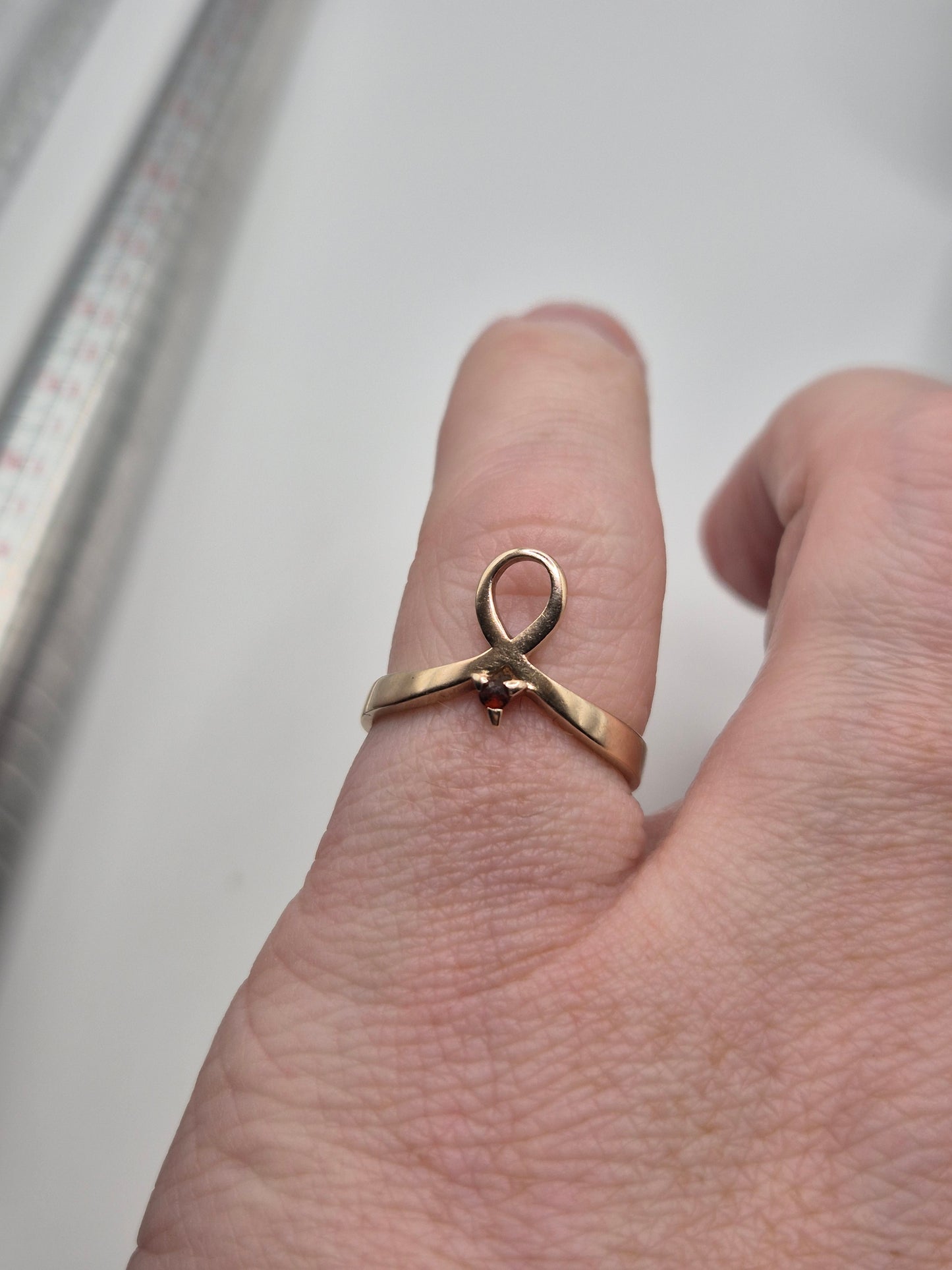 9ct gold garnet ring