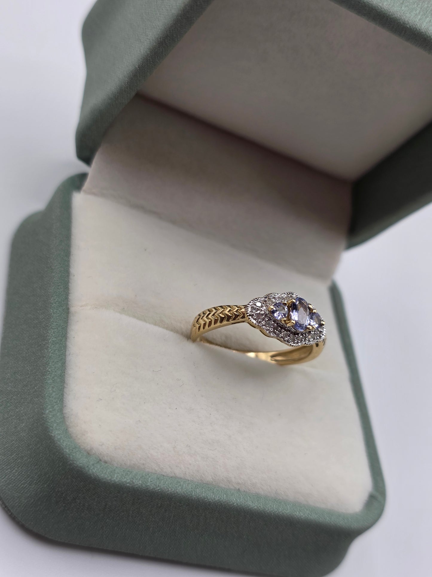 9ct gold tanzanite and diamond ring