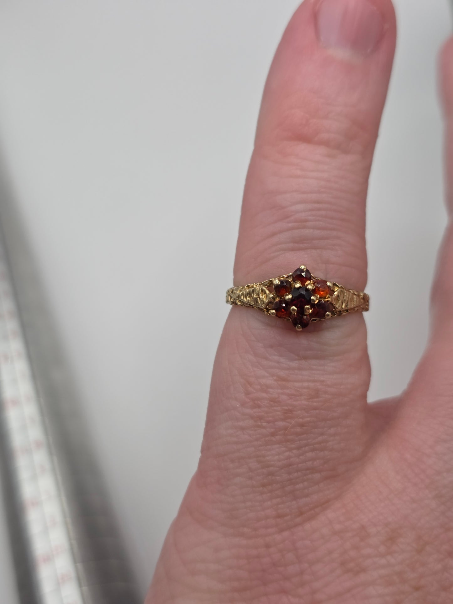 9ct gold garnet ring