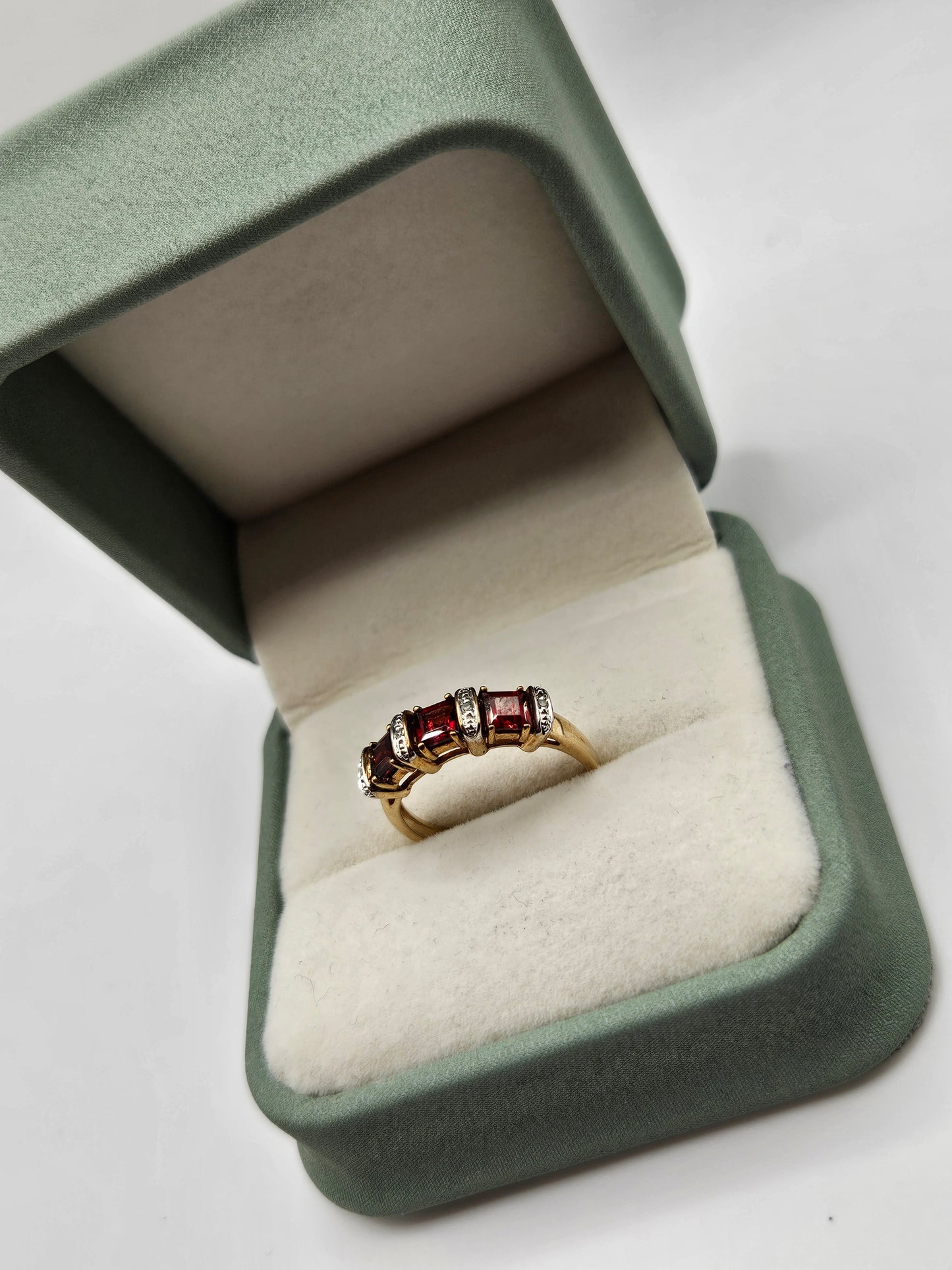 9ct gold garnet and diamond ring