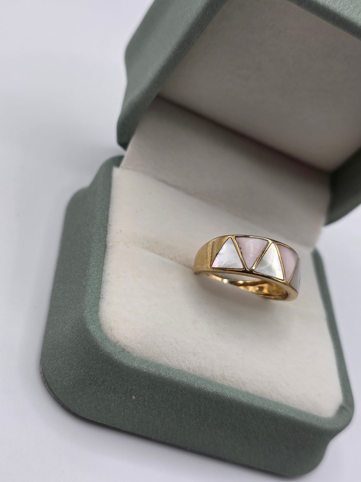 9ct gold mother of pearl ring