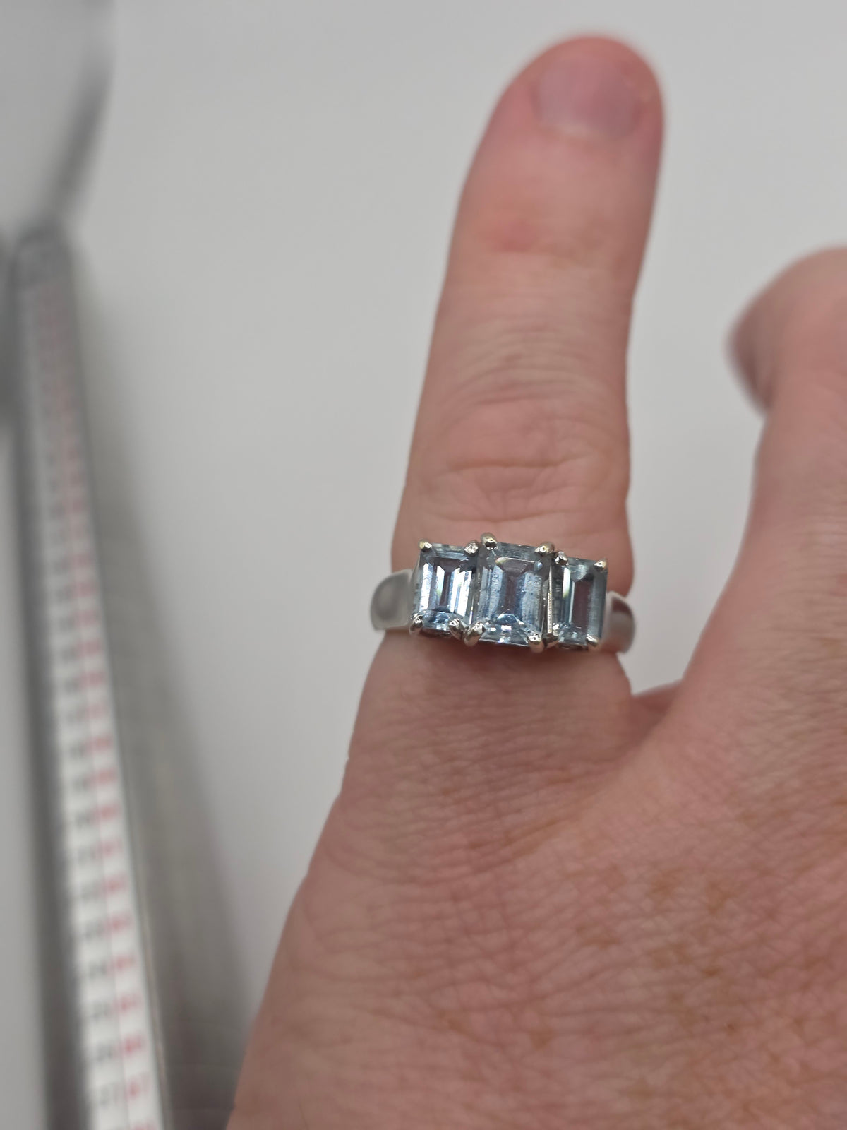 Heavy 9ct white gold aquamarine ring