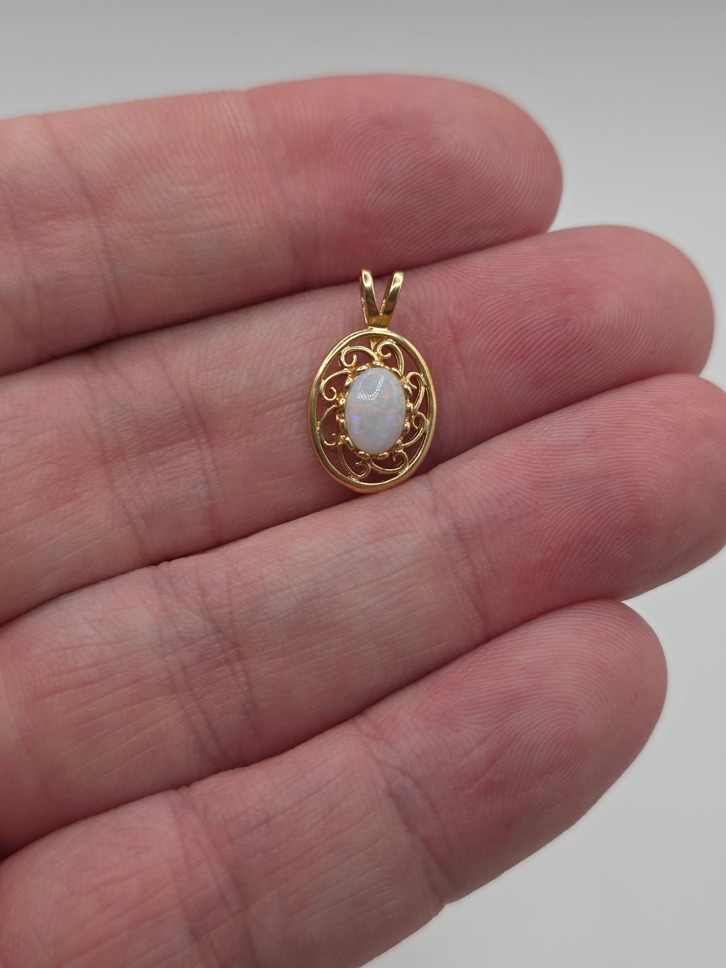 9ct gold opal pendant