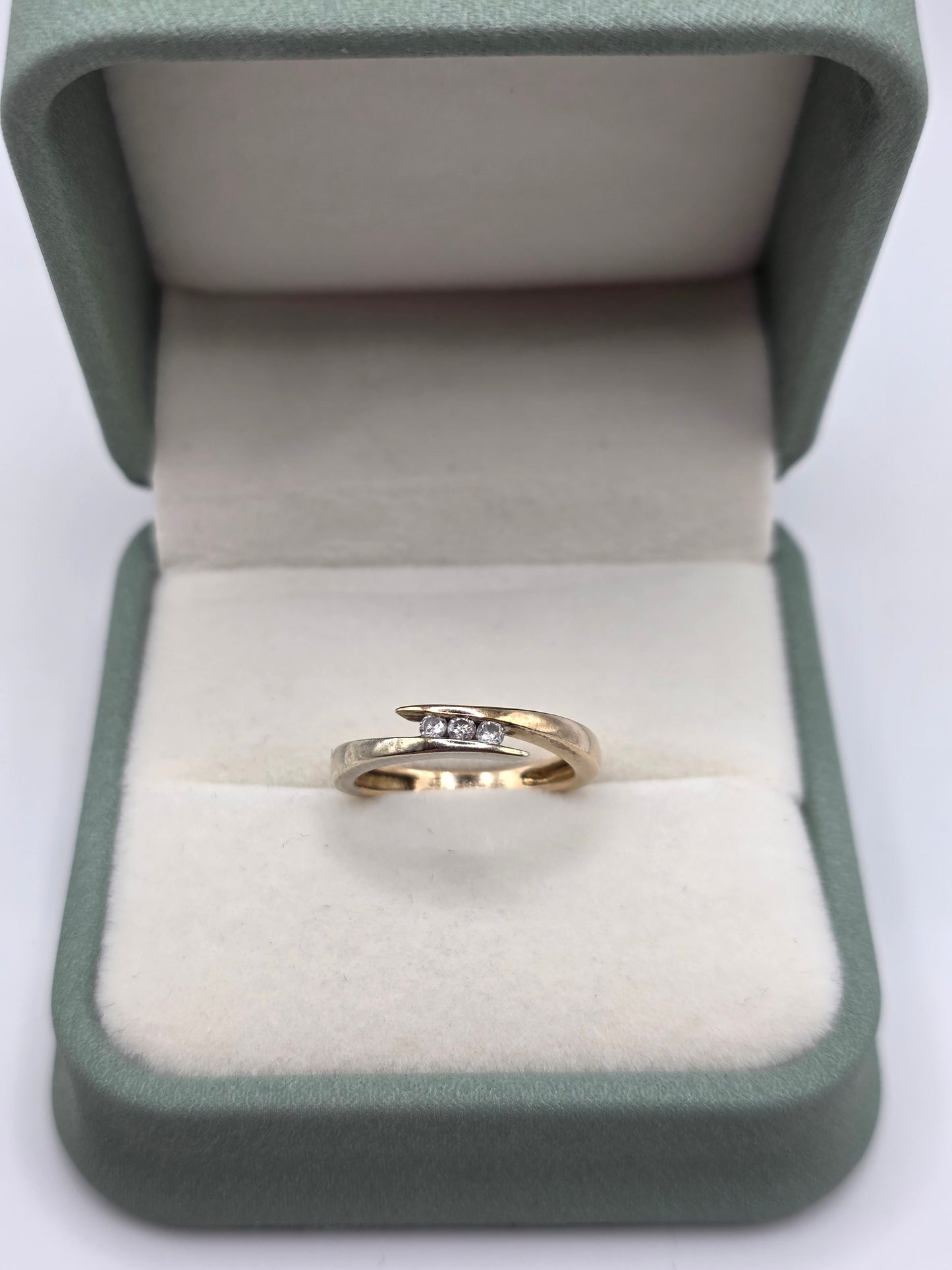 9ct two tone gold diamond ring